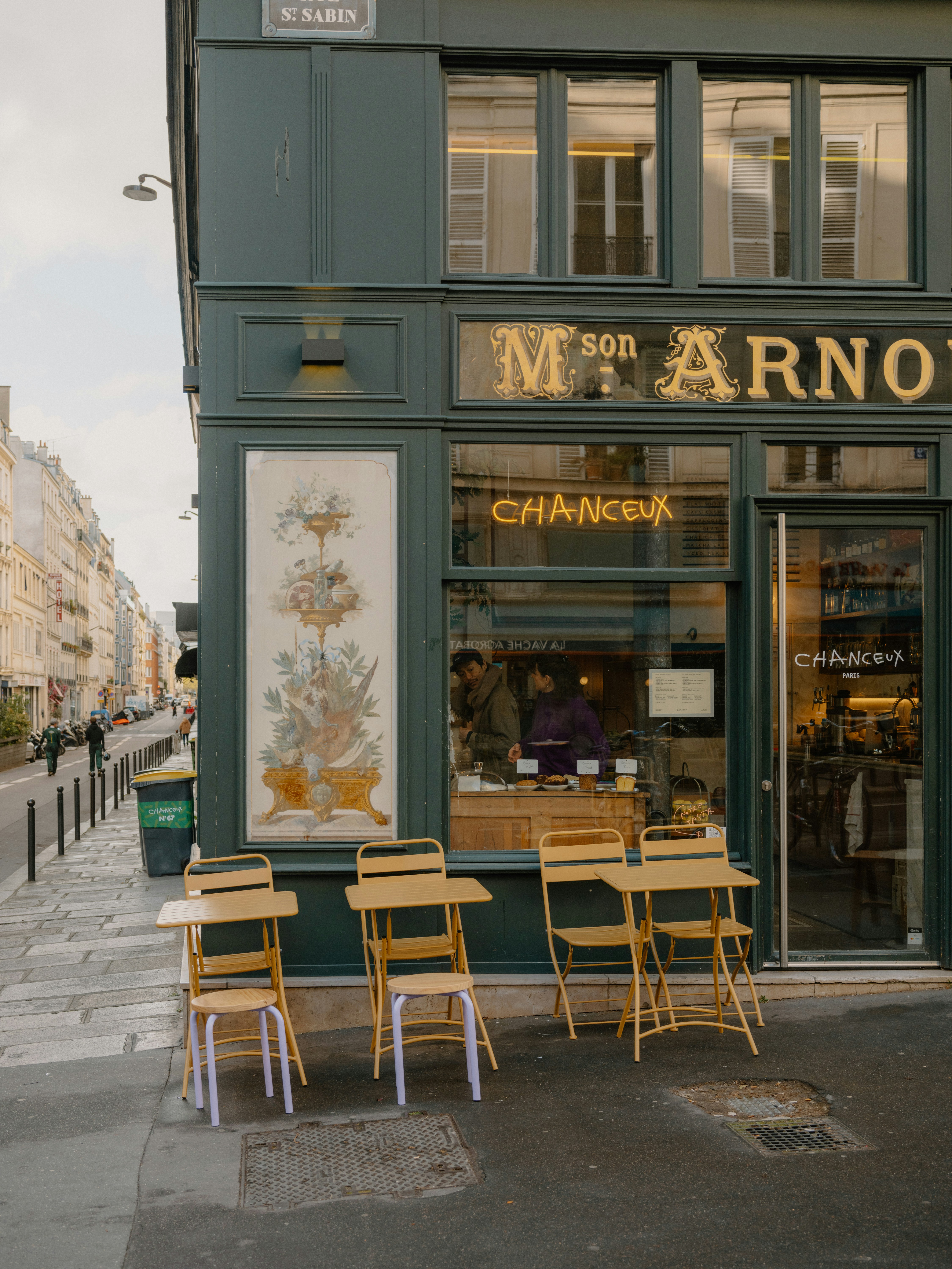 Eckcafé mit Außensitzplätzen an einer Straße