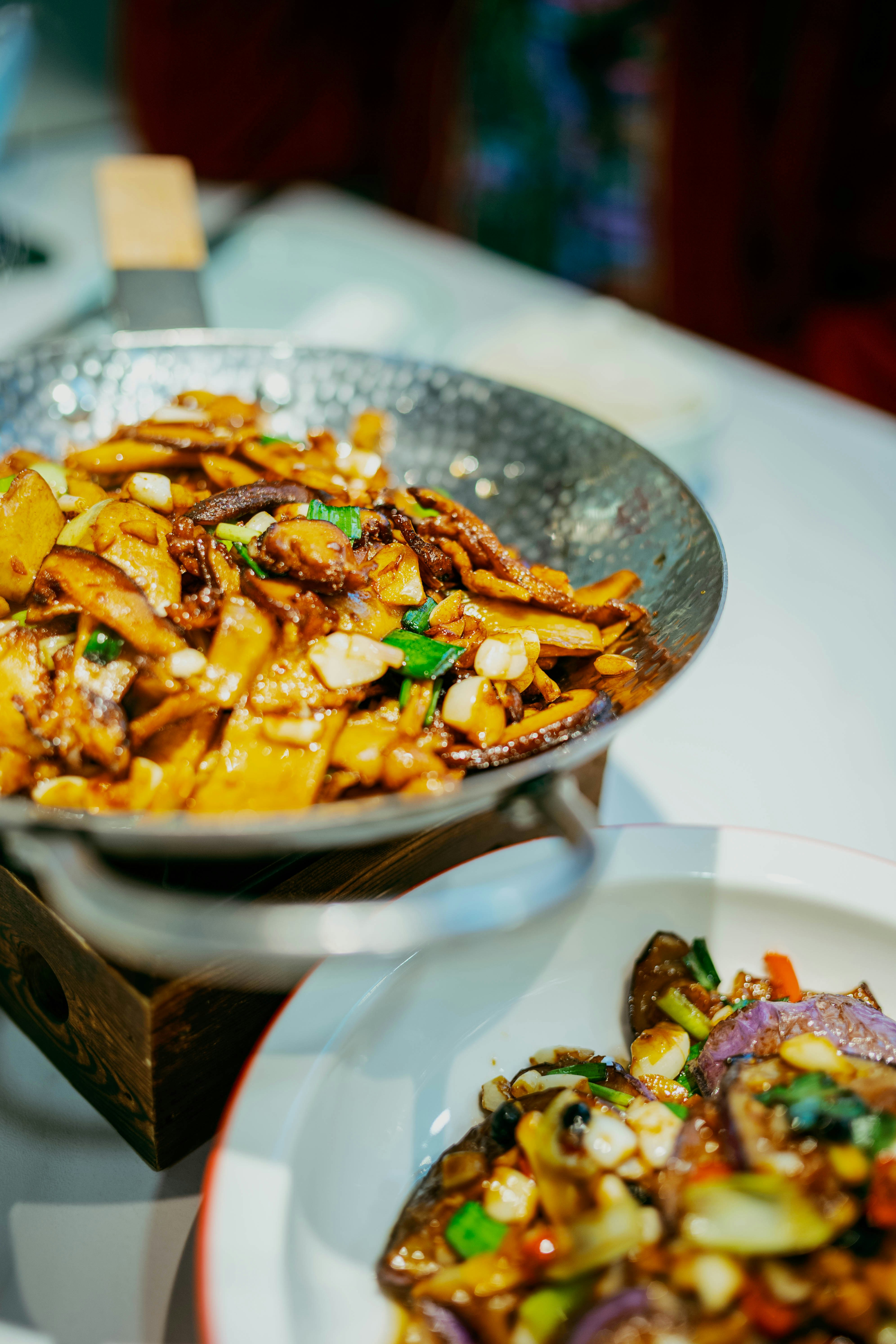 Un primo piano di un delizioso piatto saltata in padella.