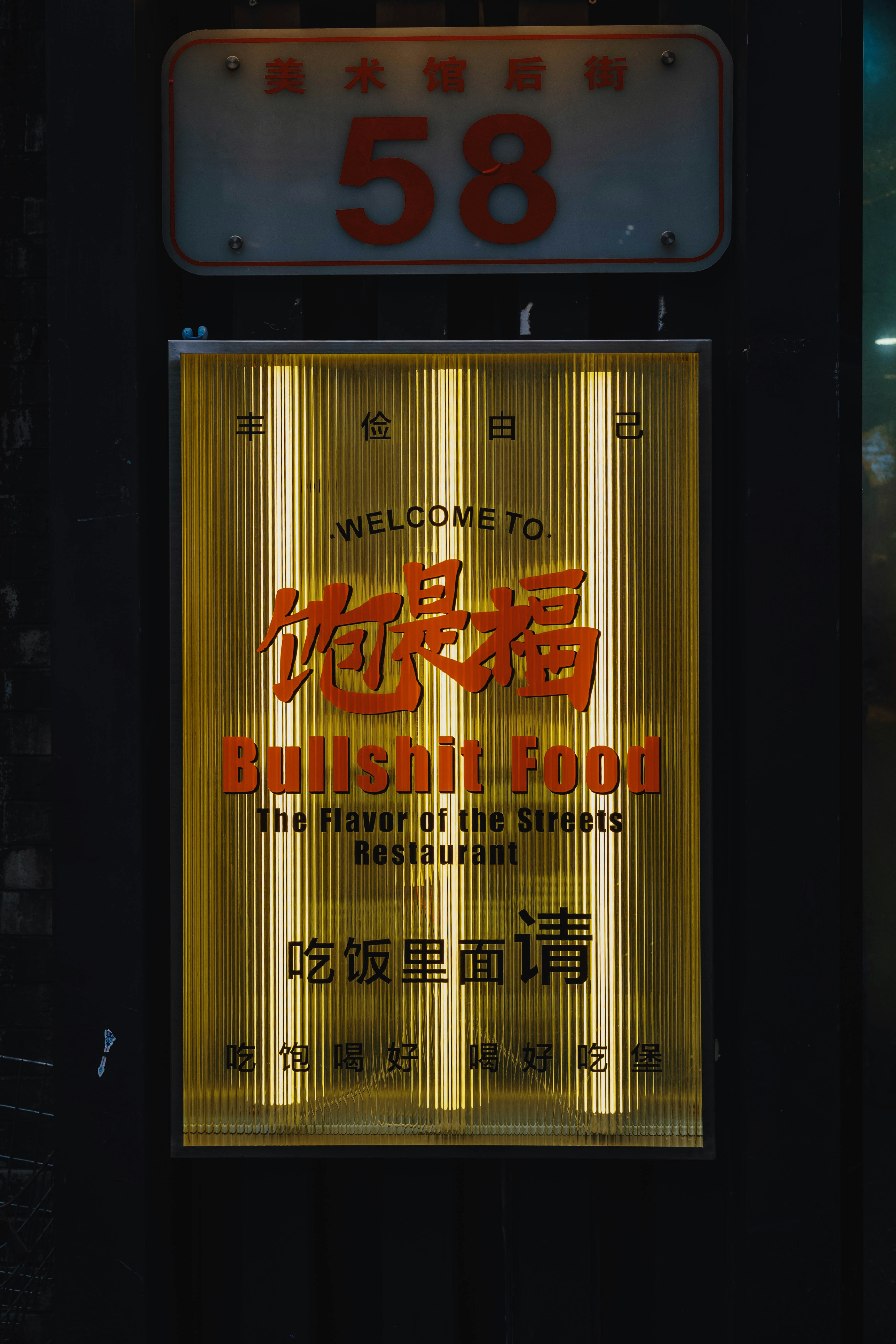 Cartello del ristorante con "cibo di merda"