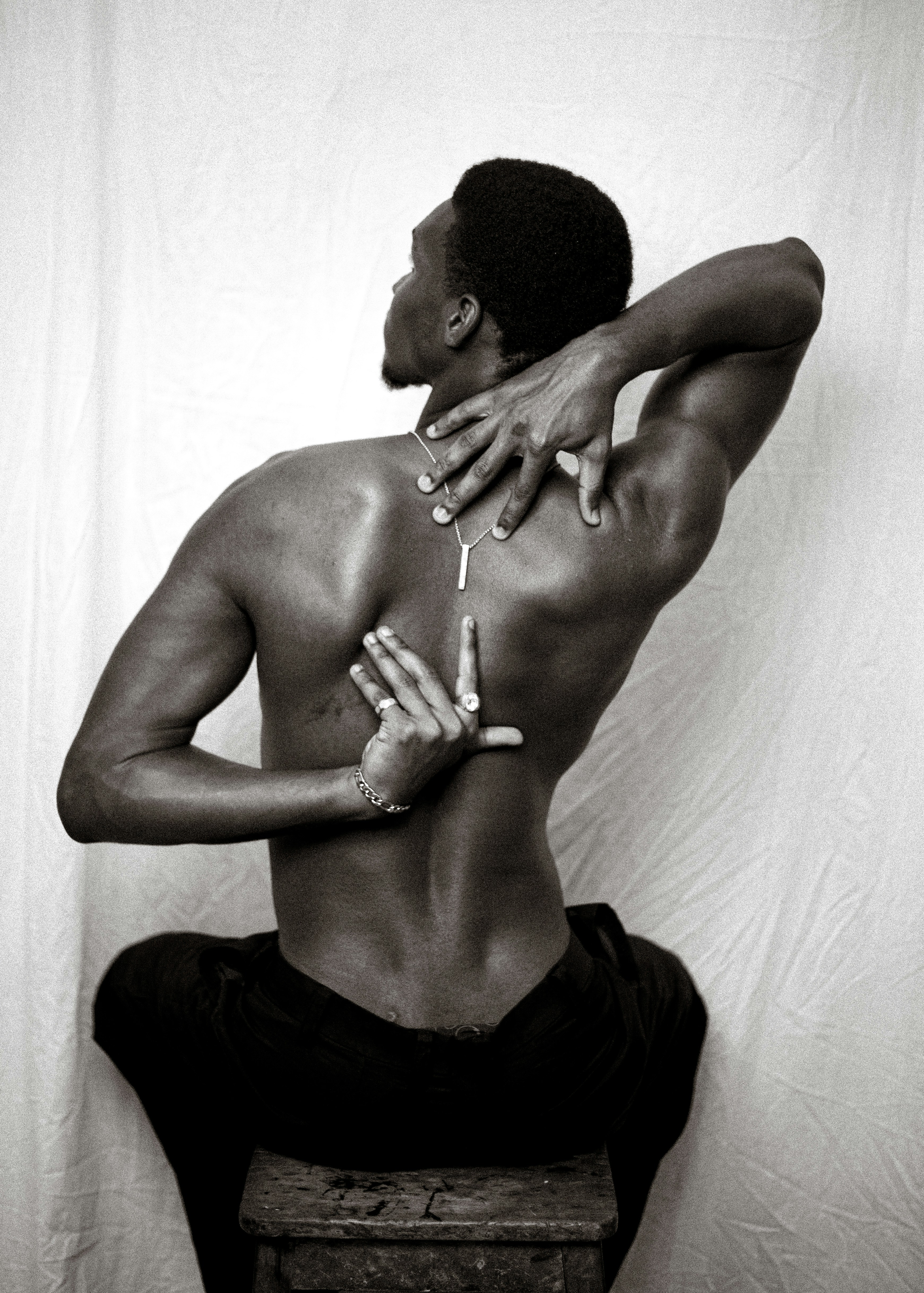 Hombre estirando la espalda con las manos entrelazadas detrás de él.