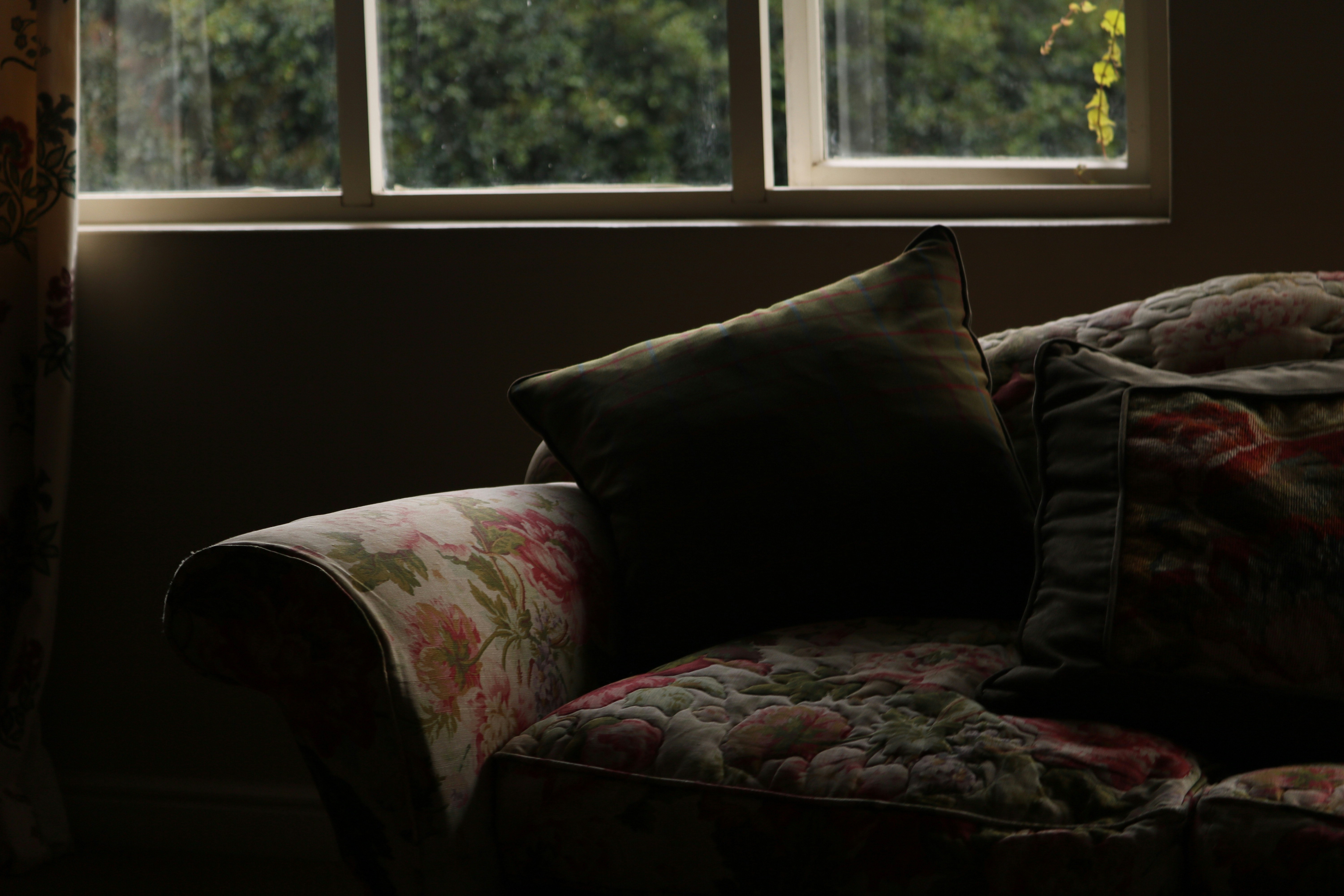 Lumens, Lies, and Living Rooms: At What Price Point Does a Home Projector Actually Become Worth It?