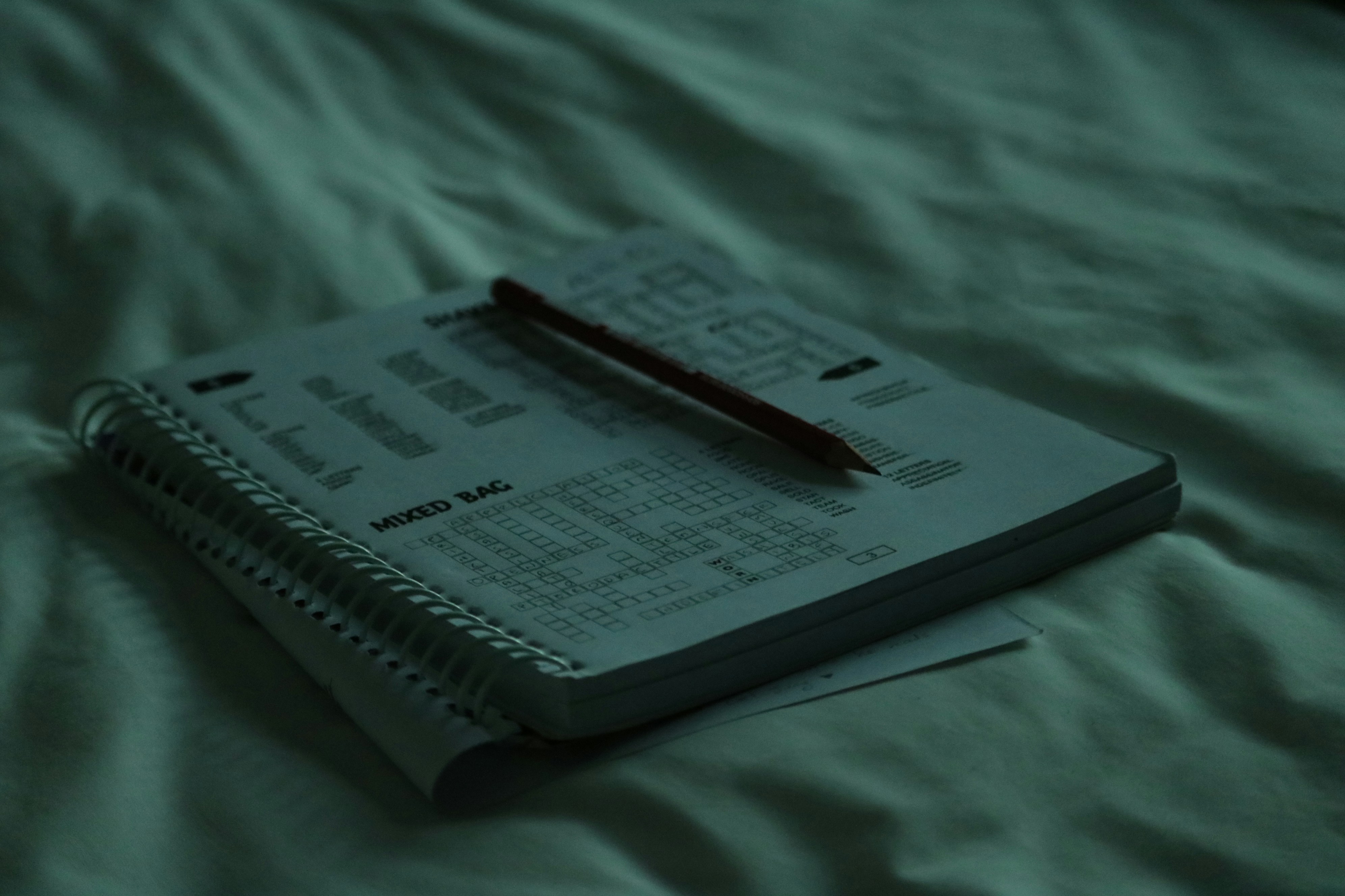 Cuaderno con apuntes estadísticos junto a una pantalla de partido