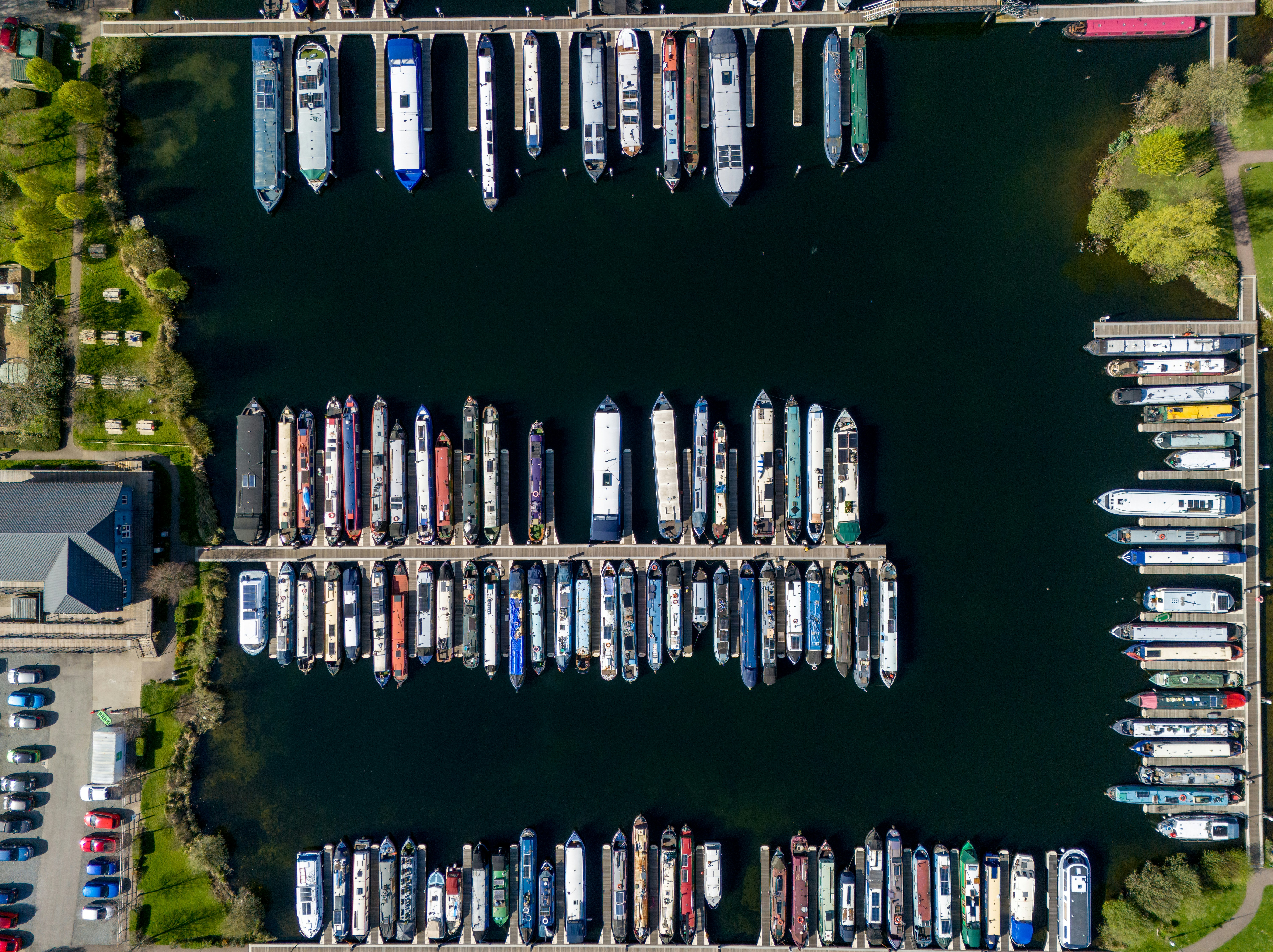 Vista aérea de uma marina cheia de barcos