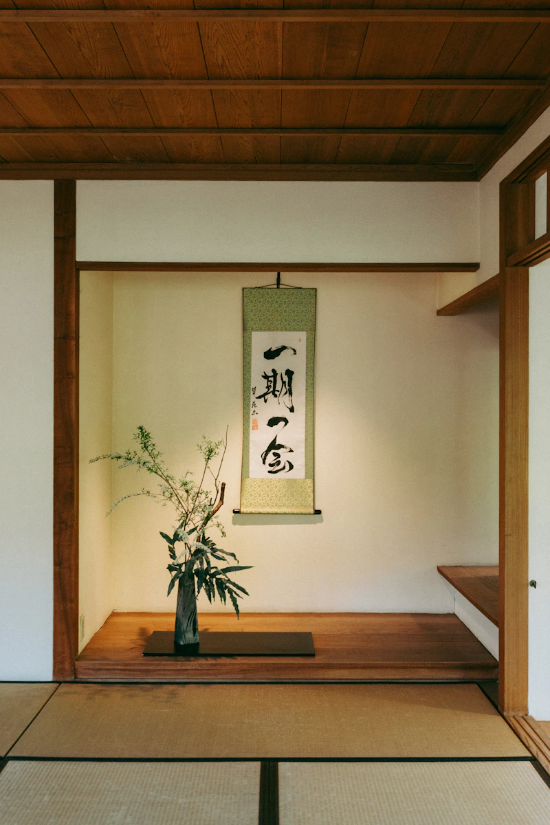 床の間の掛け軸・骨董品