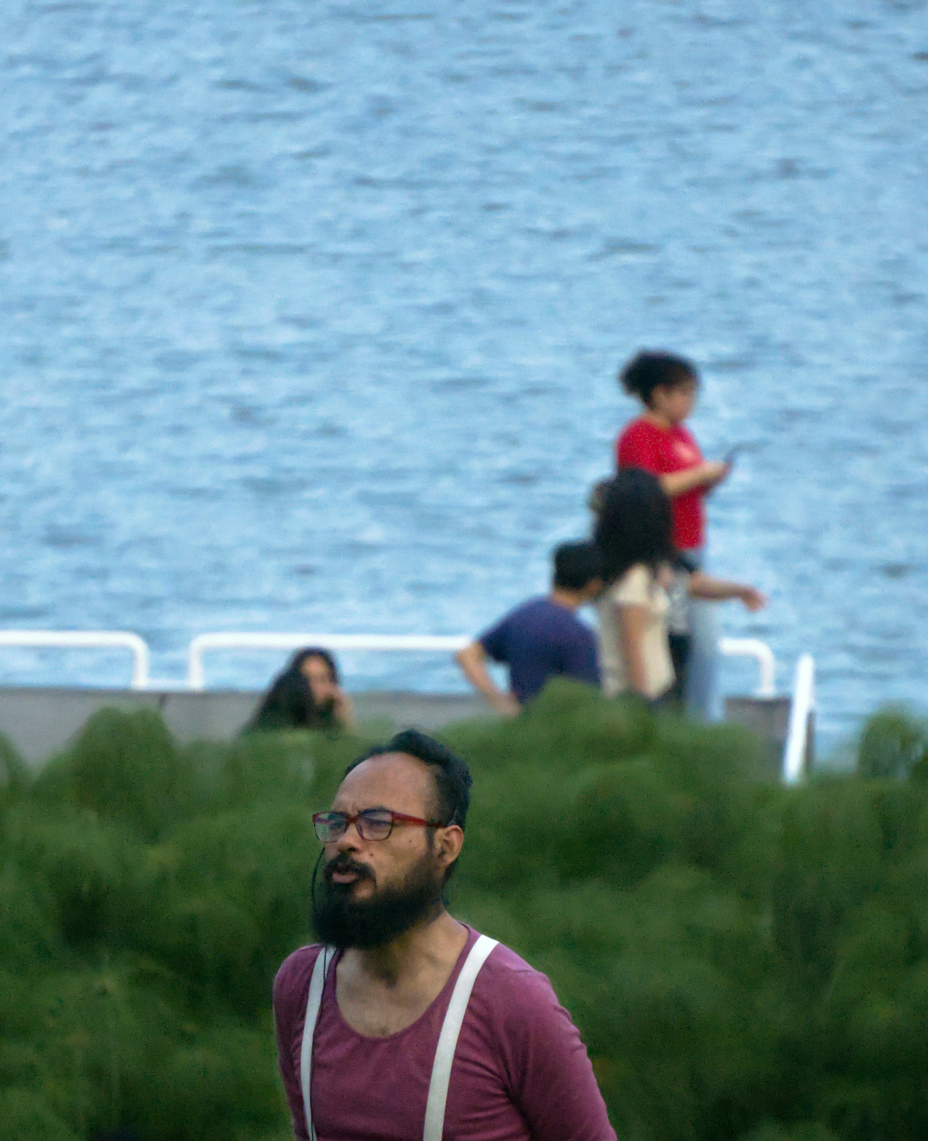 Uomo con la barba e gli occhiali in primo piano, in primo piano