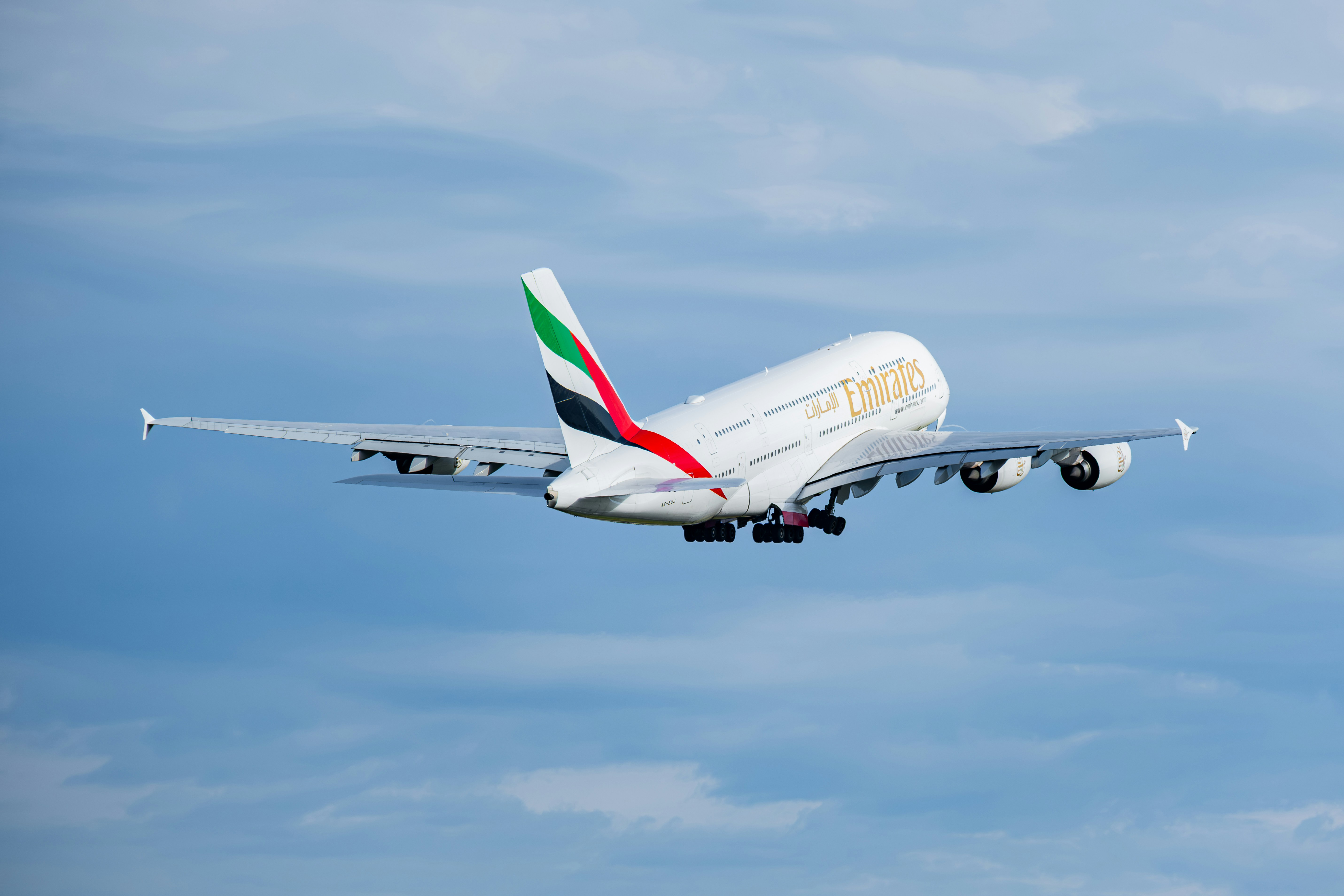 Emirates avión volando en el cielo