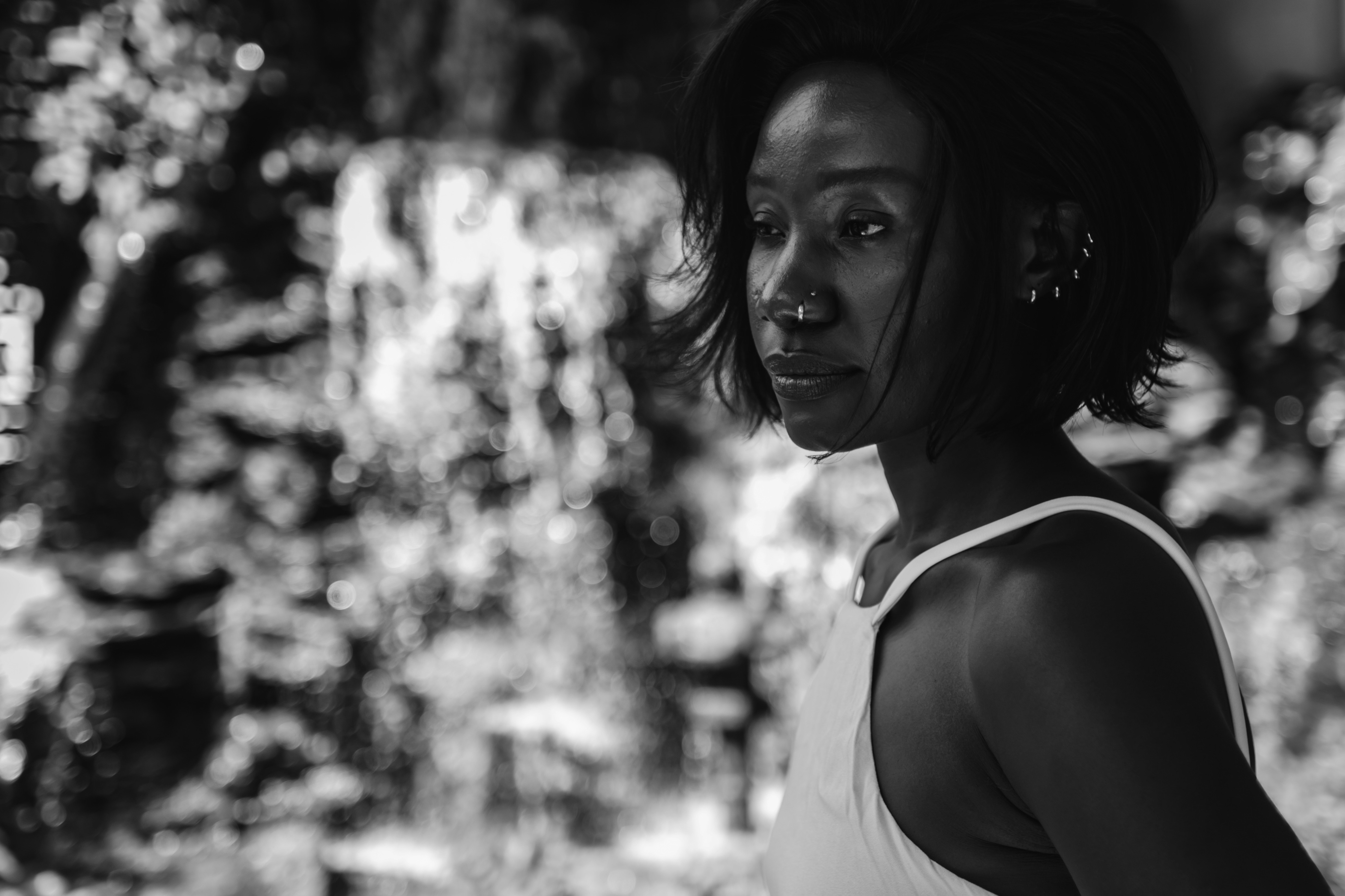 Un portrait en noir et blanc d’une femme.