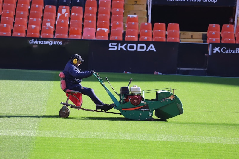Jardinier / Jardinière paysagiste en terrain de sport