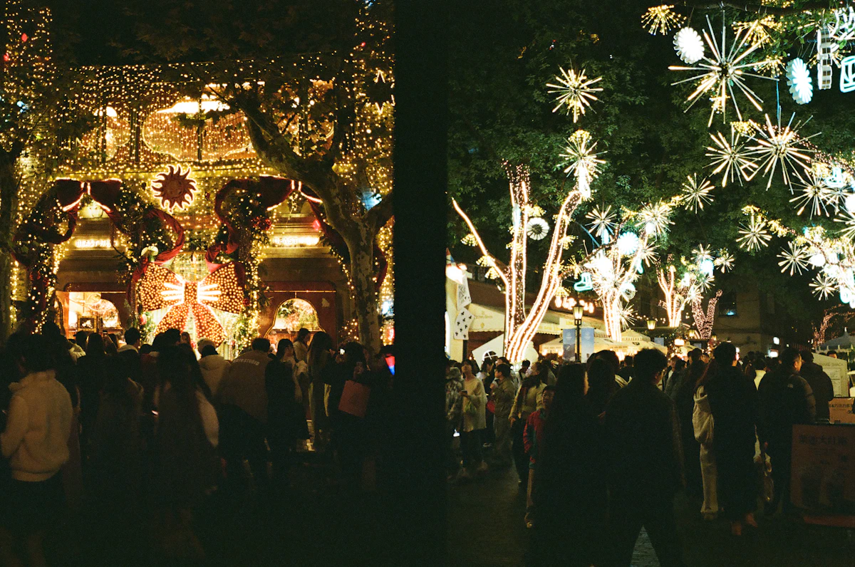 Gent al carrer il·luminat durant la festa