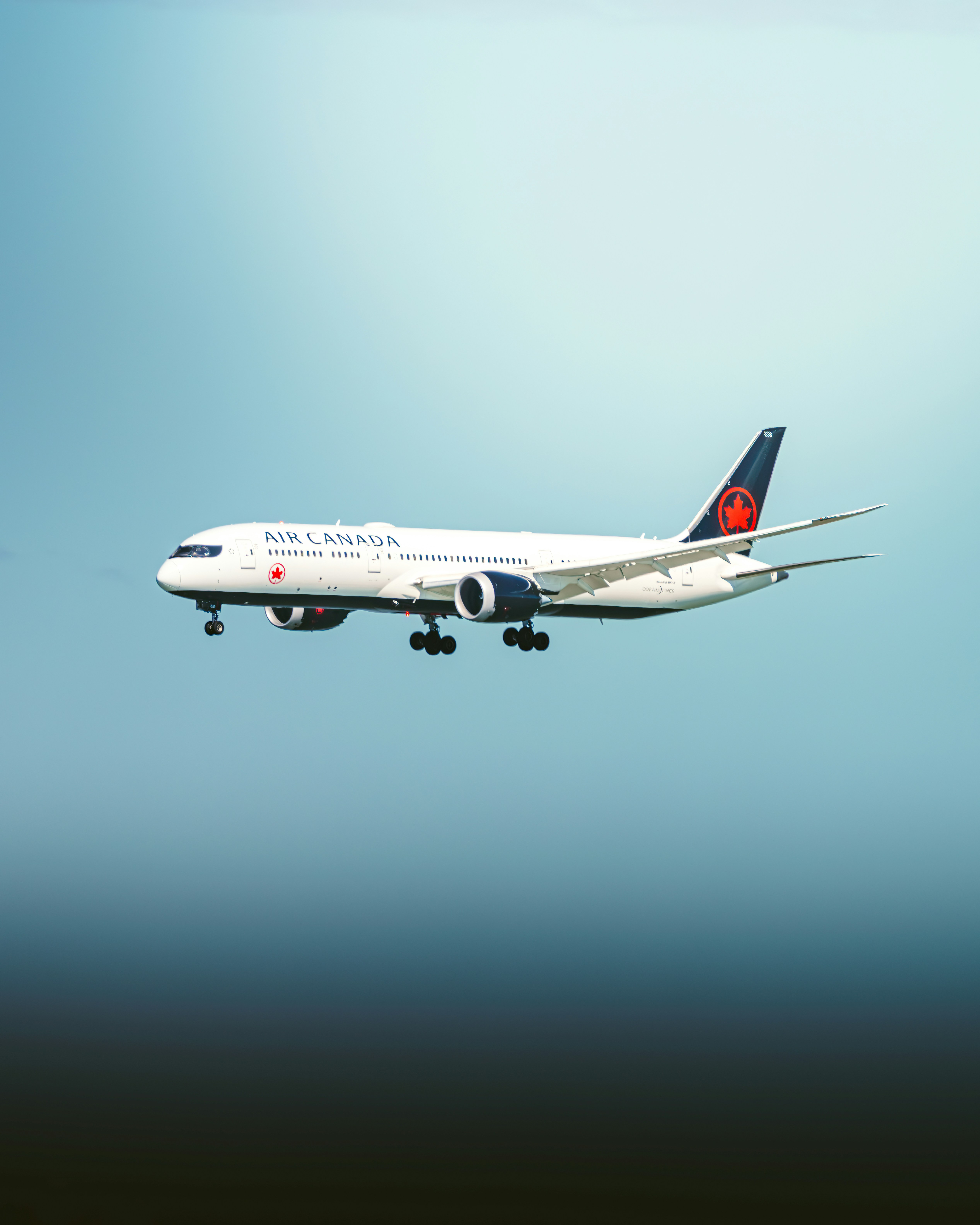 Air Canada Boeing 787-9 from Vancouver landing on Runway 28L at SFO