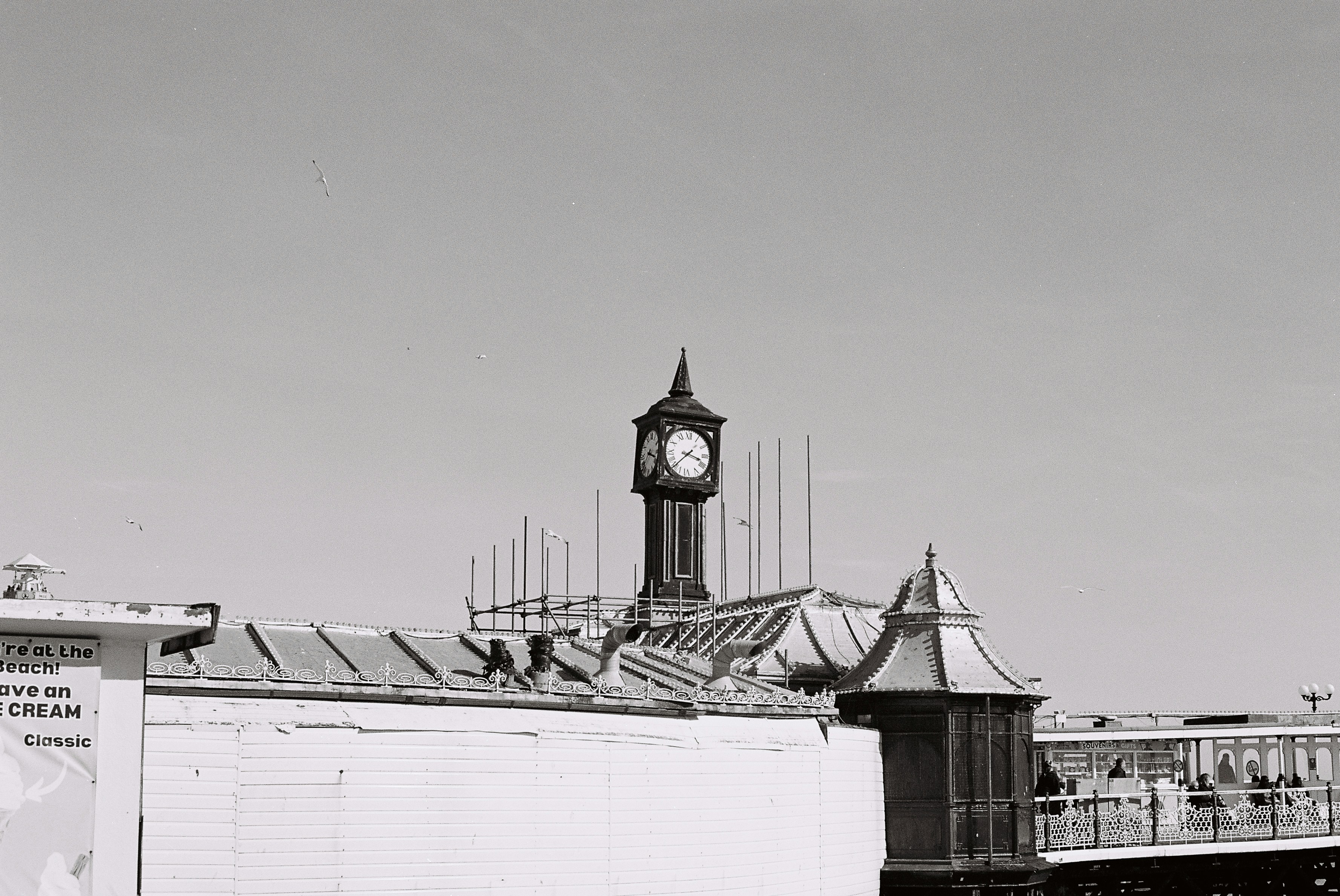 맑은 하늘을 배경으로 부두에 있는 시계탑