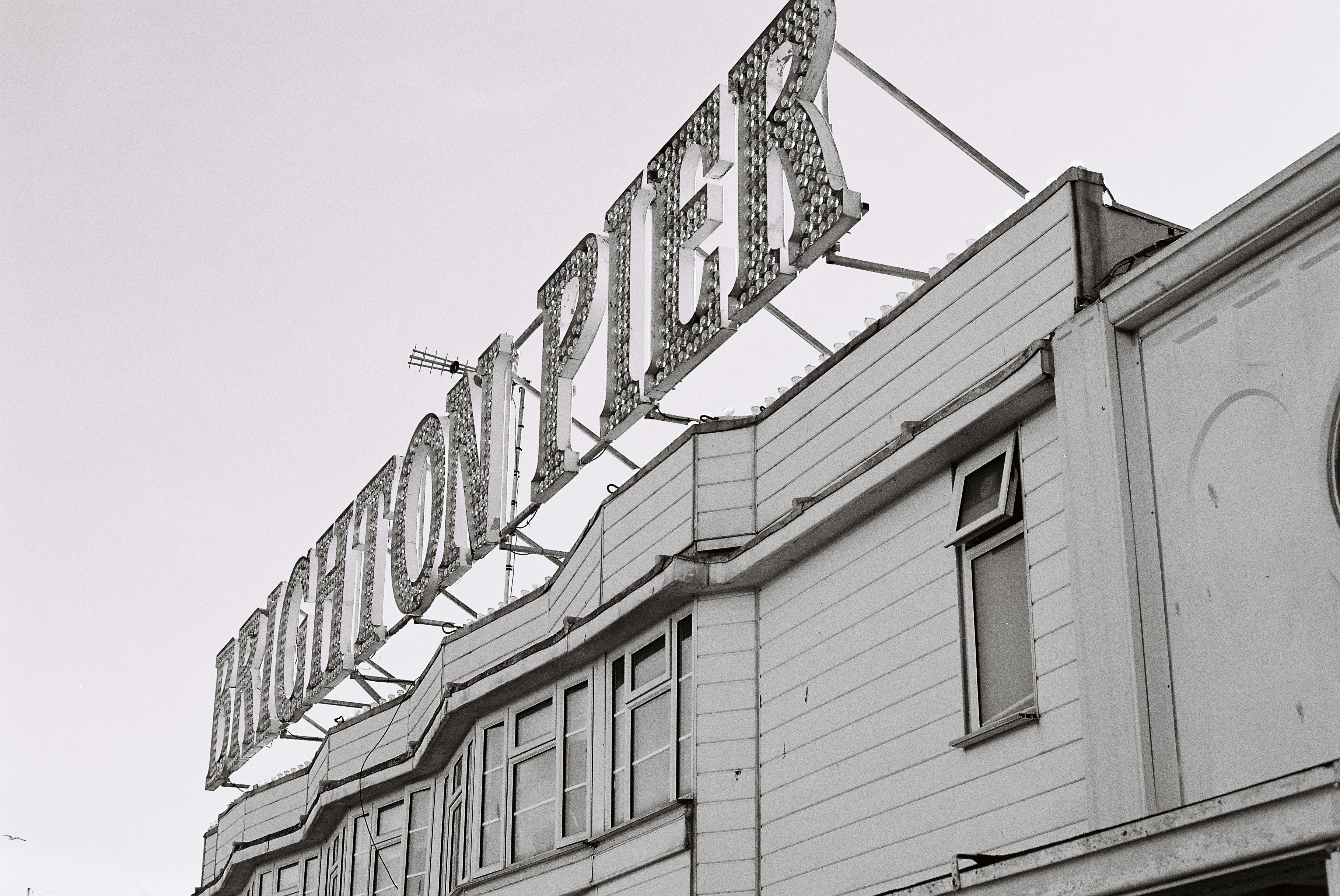 흐린 날의 브라이튼 부두 간판