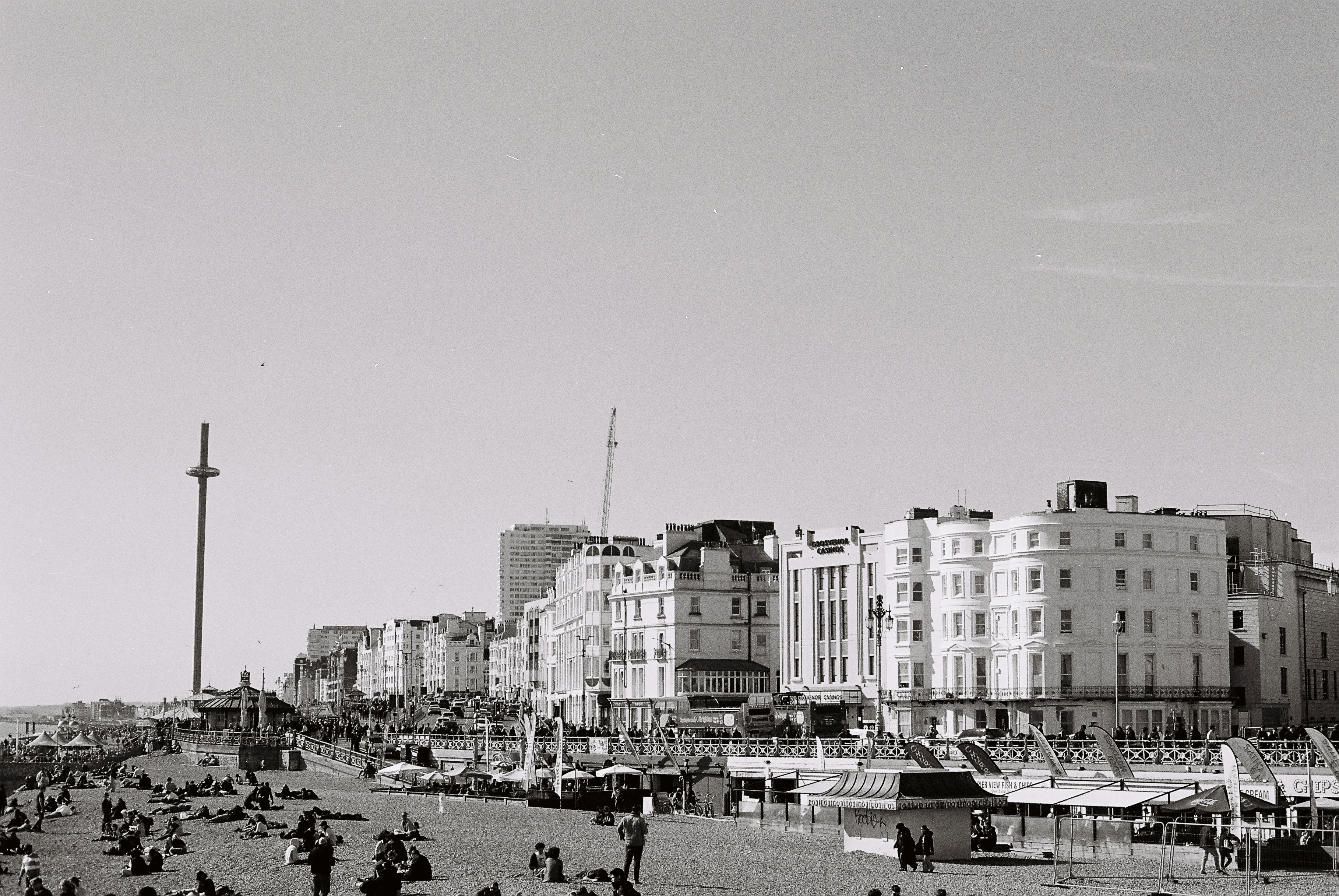브라이튼 부두와 해안가 건물의 흑백 모습