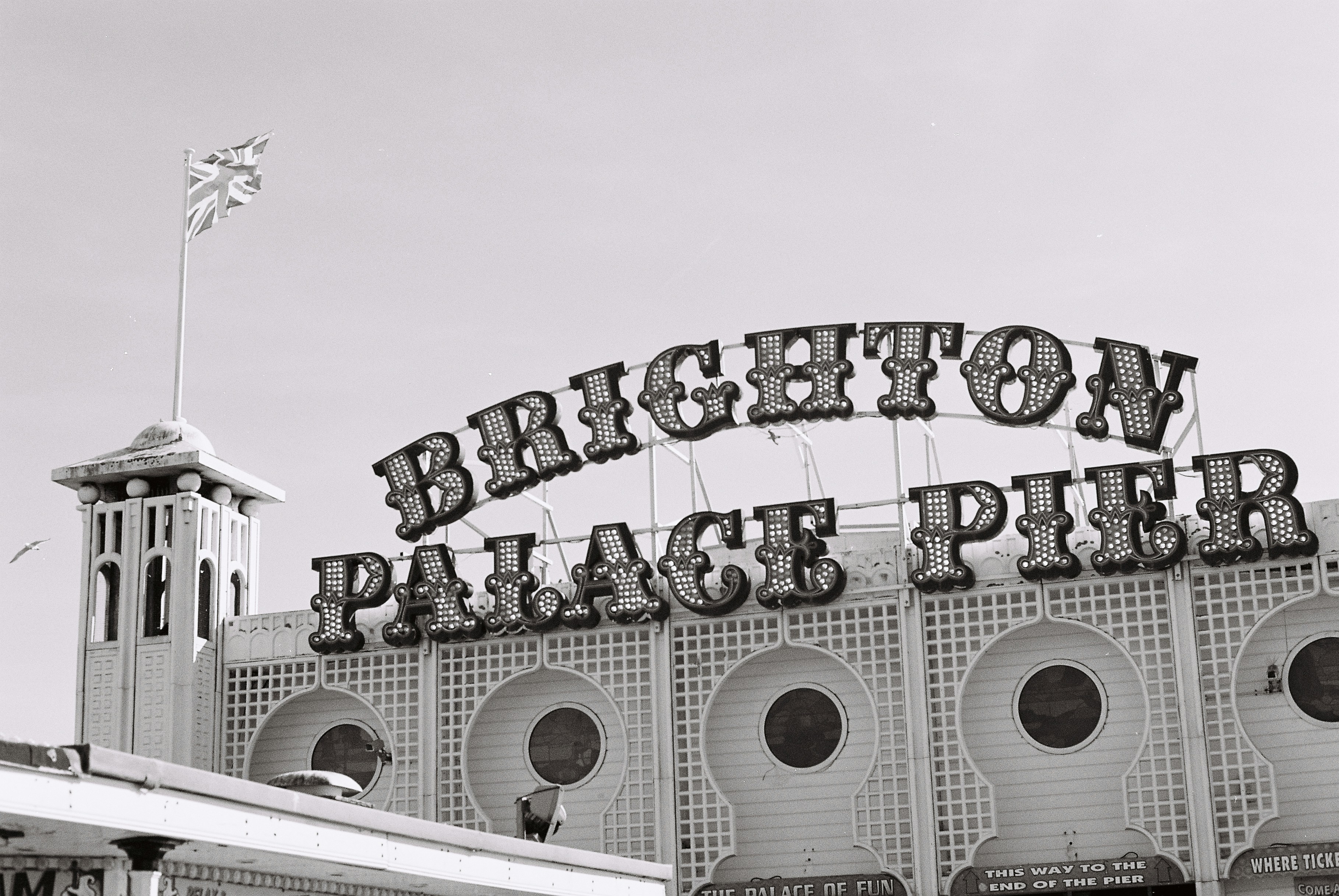 Placa do píer do Palácio de Brighton com bandeira da Union Jack