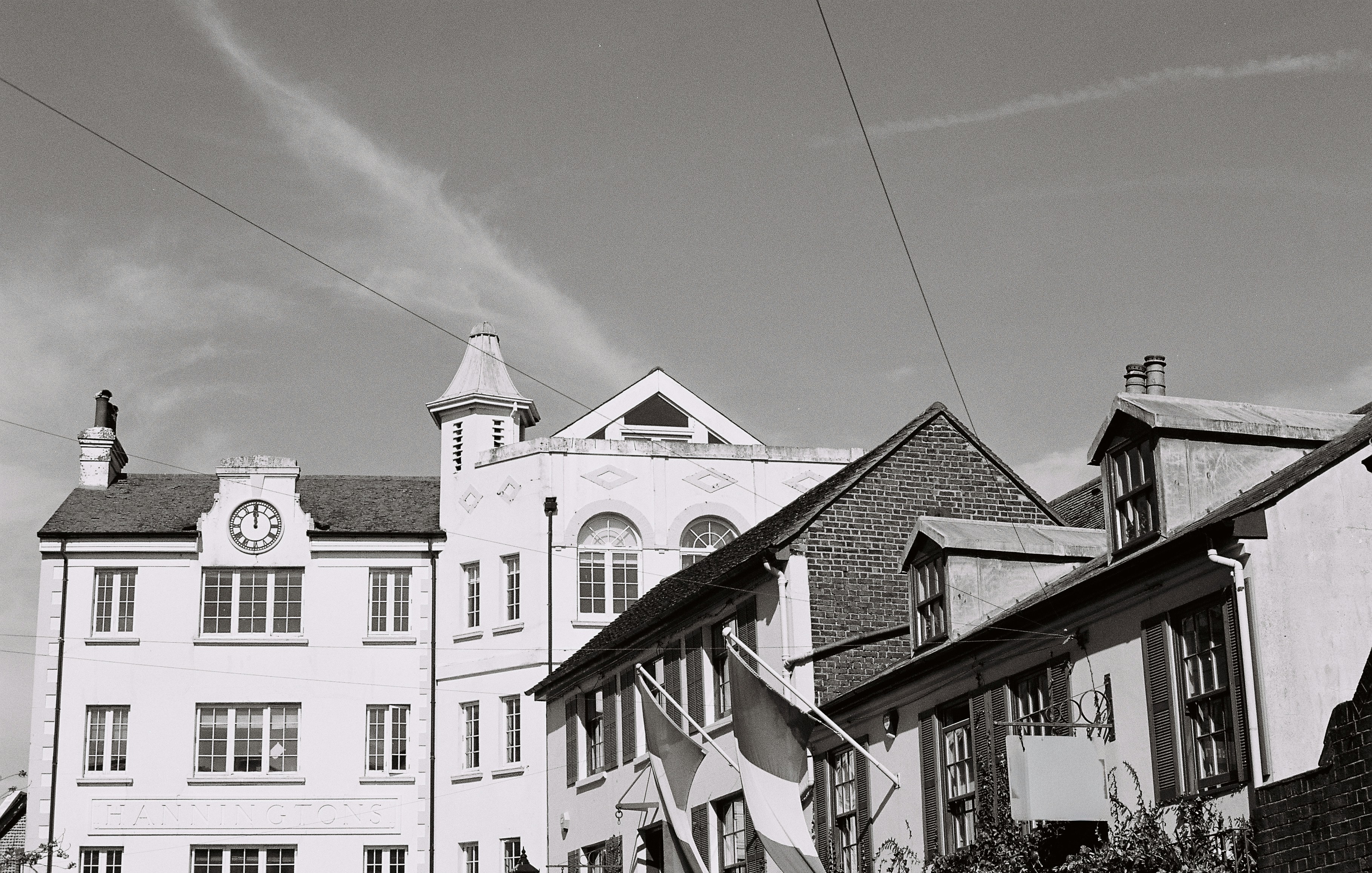 흐린 하늘 아래 보이는 역사적 건물들