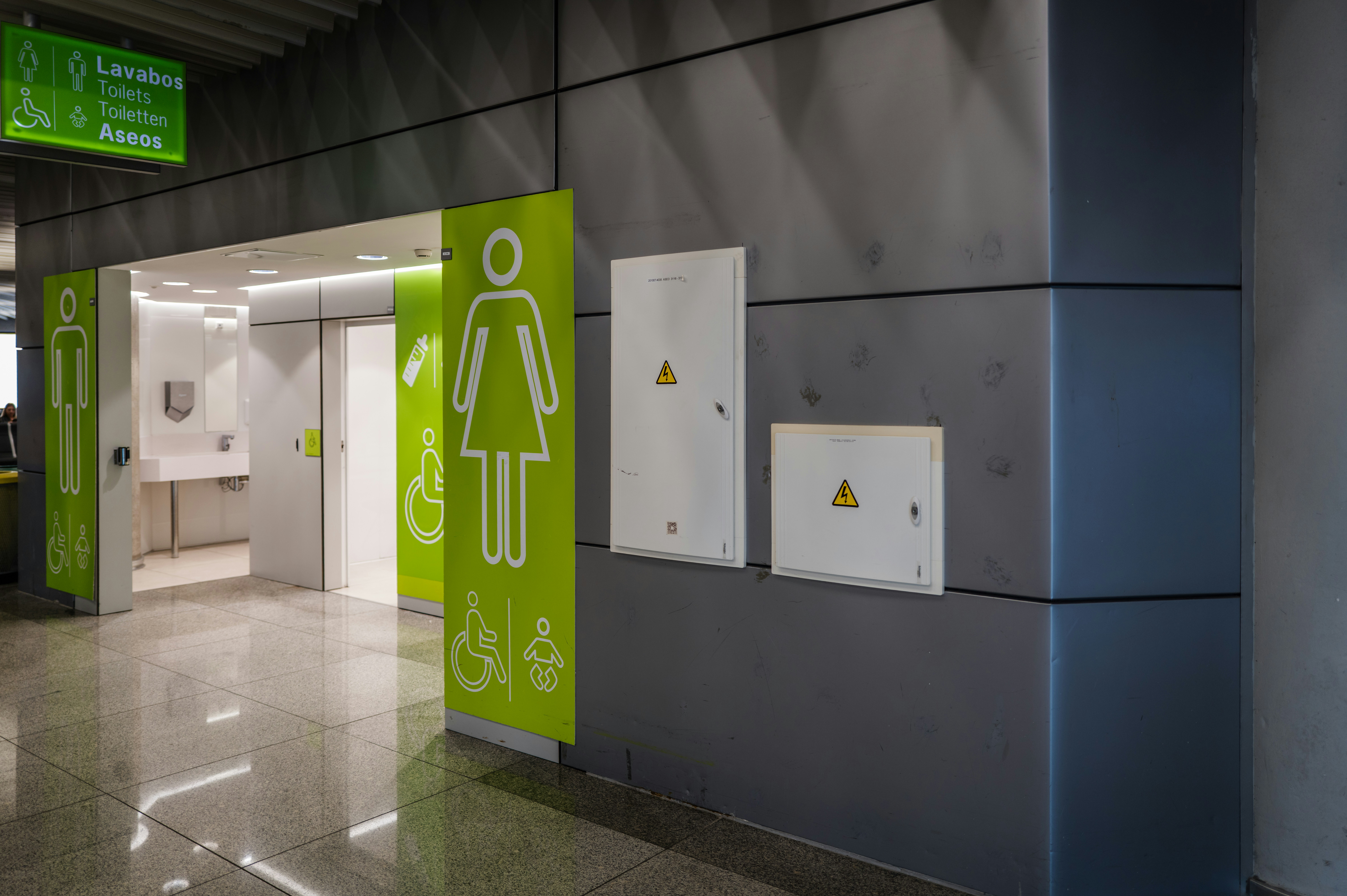 Moderni bagni pubblici con strutture di genere neutro e accessibili.