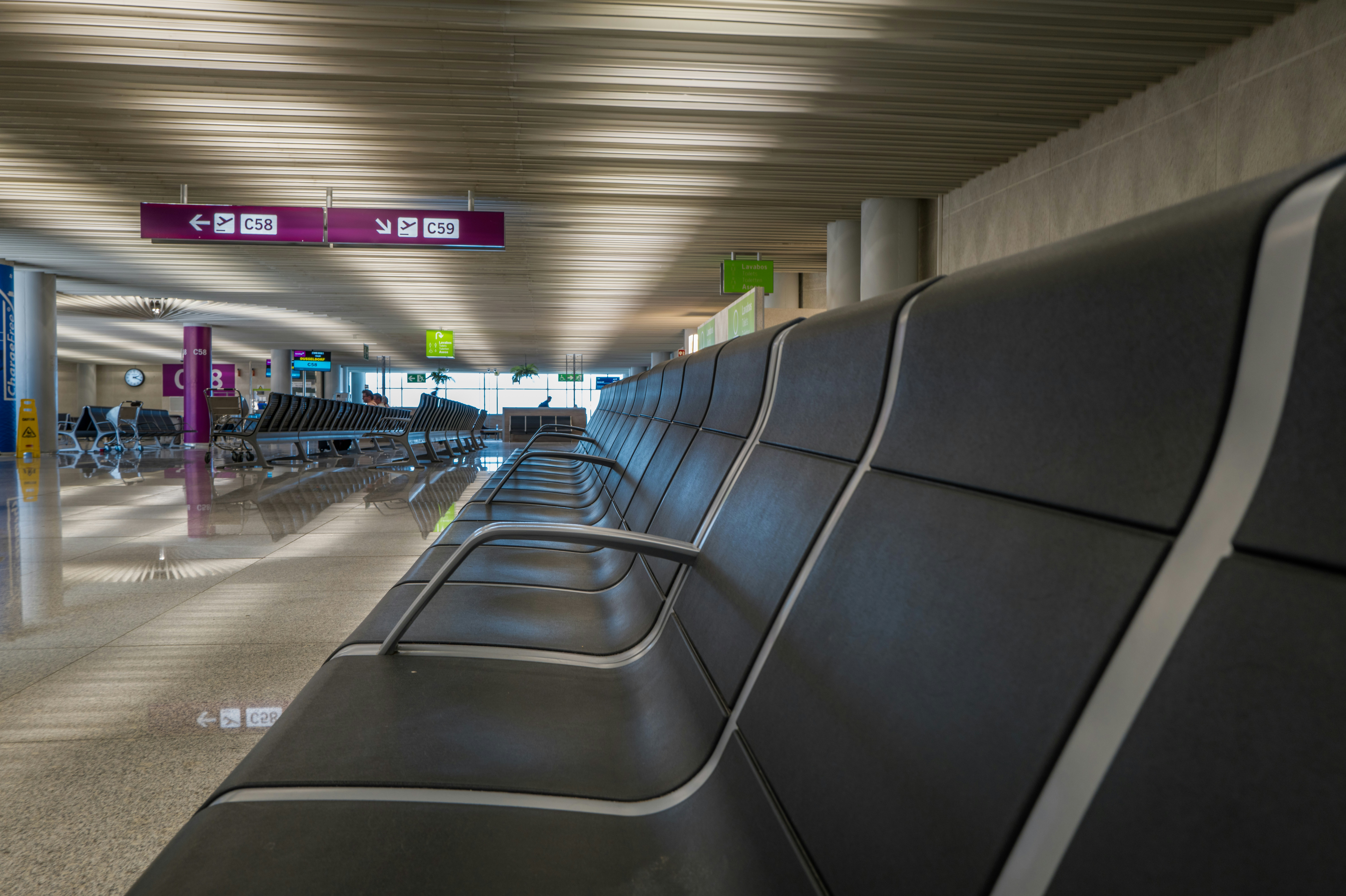 Area d'attesa dell'aeroporto vuota con file di posti a sedere.