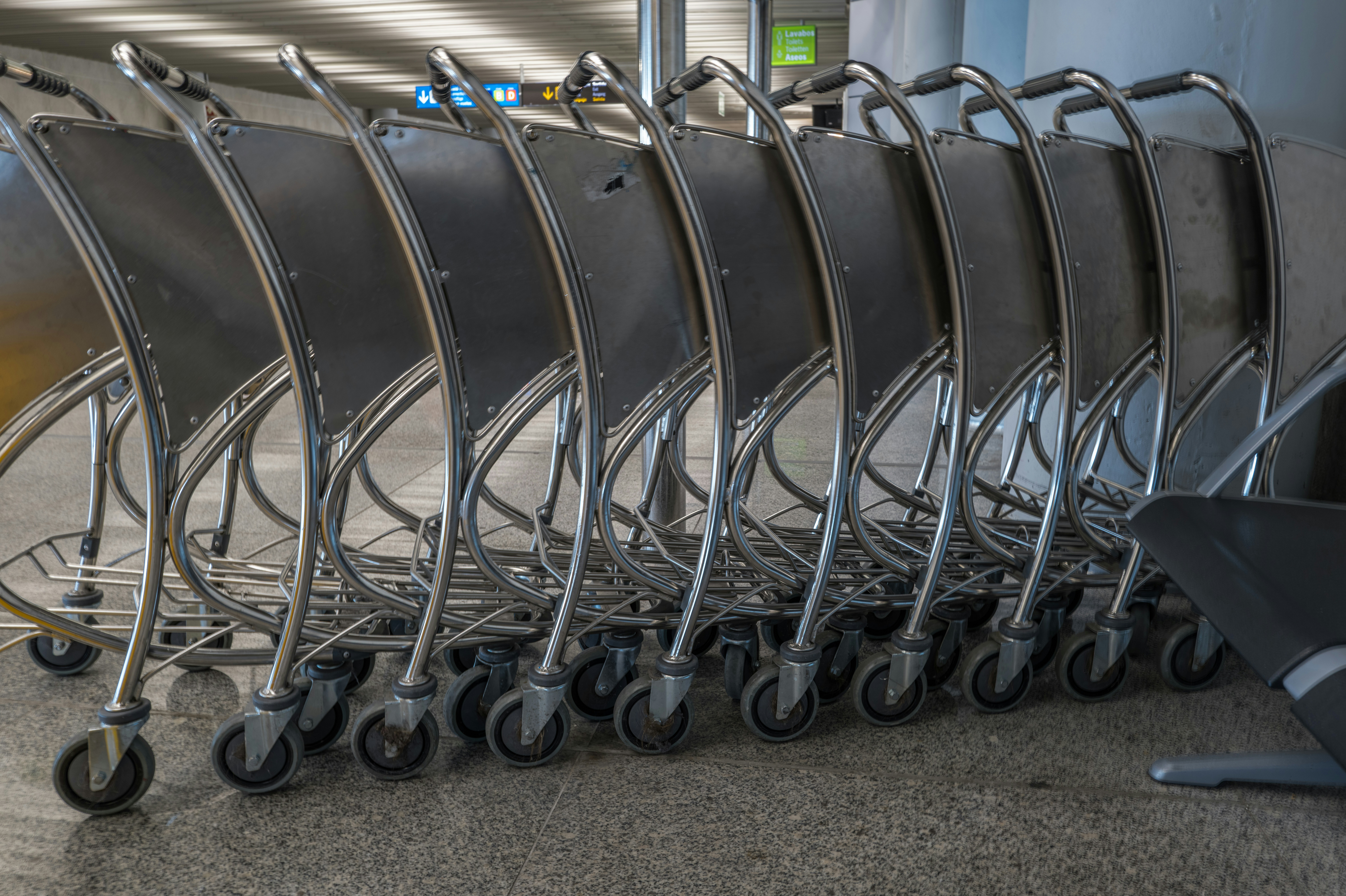 Fila di carrelli in metallo allineati all'interno