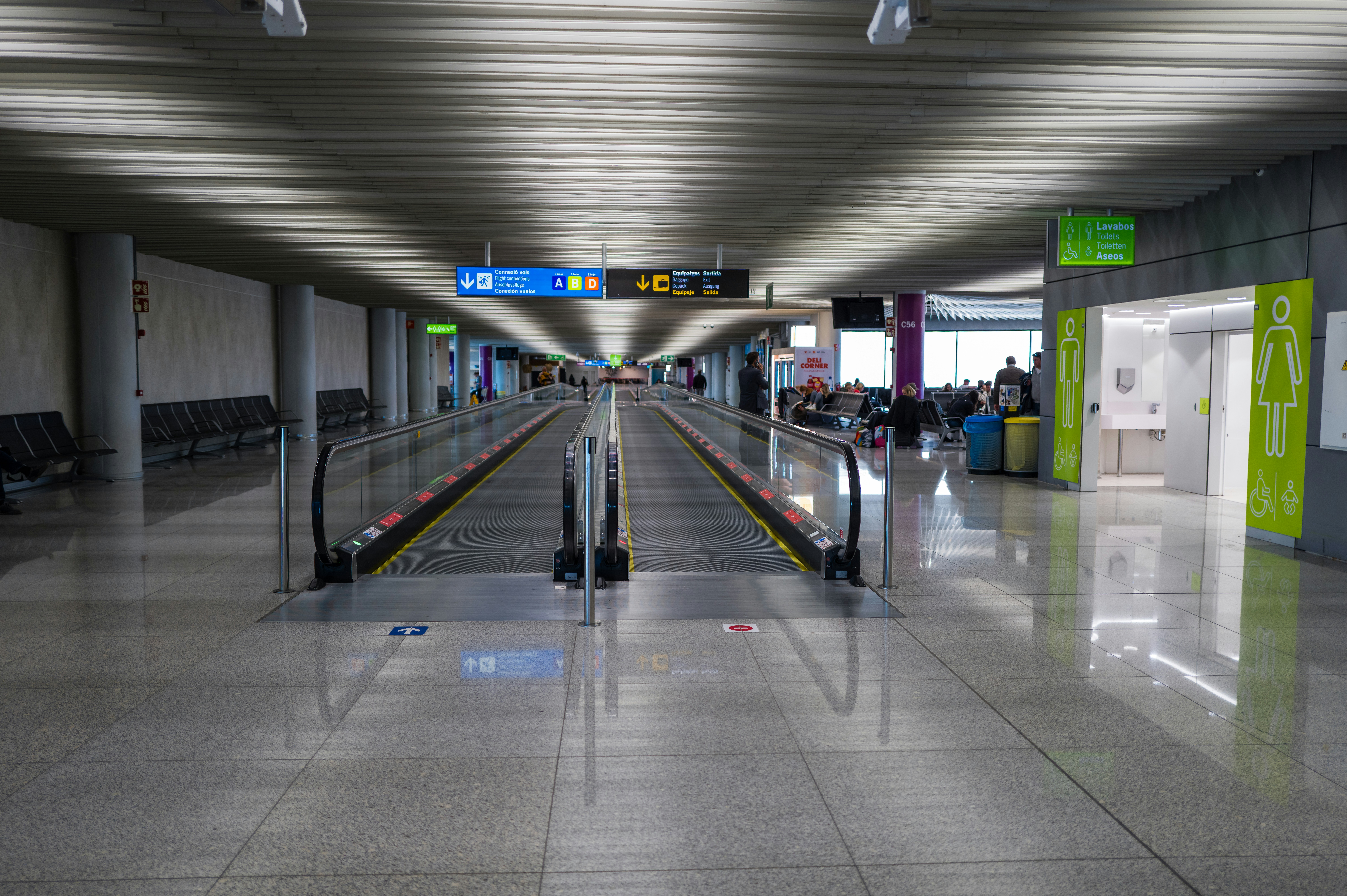 Vialetto mobile in un terminal aeroportuale moderno