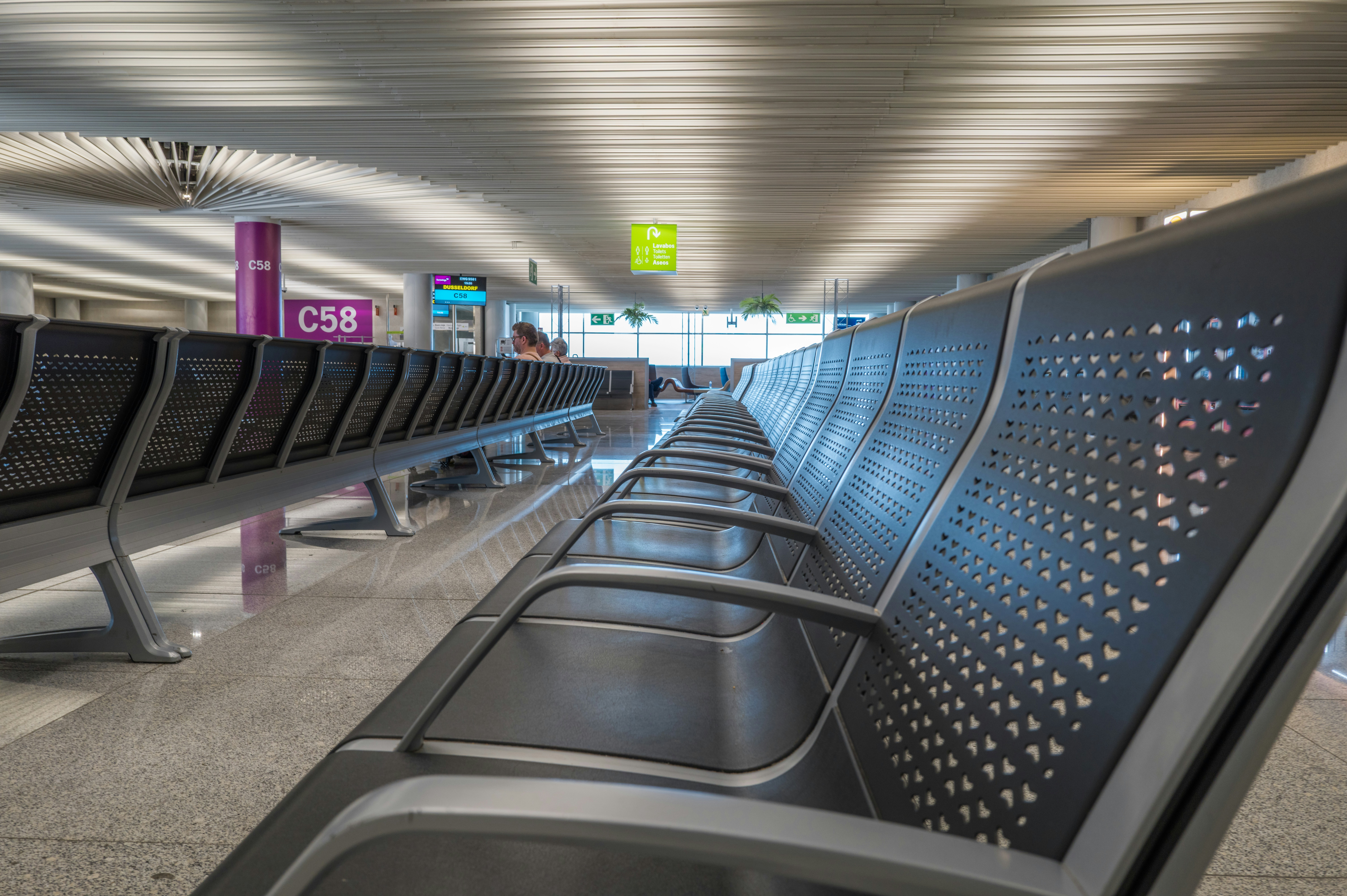 Sala d'attesa vuota con file di sedili moderni