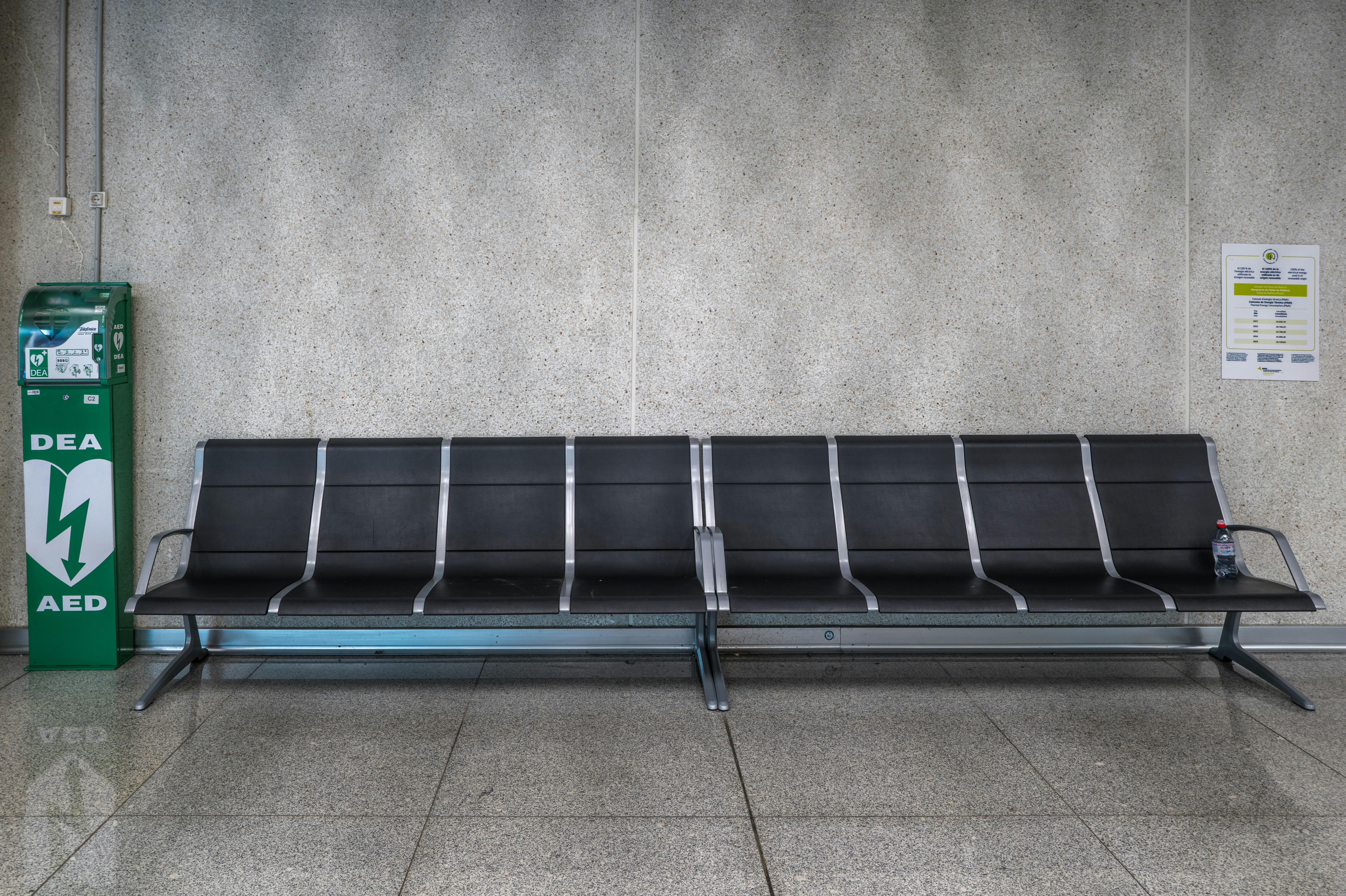 Area d'attesa vuota con panchine e un'unità di DEA