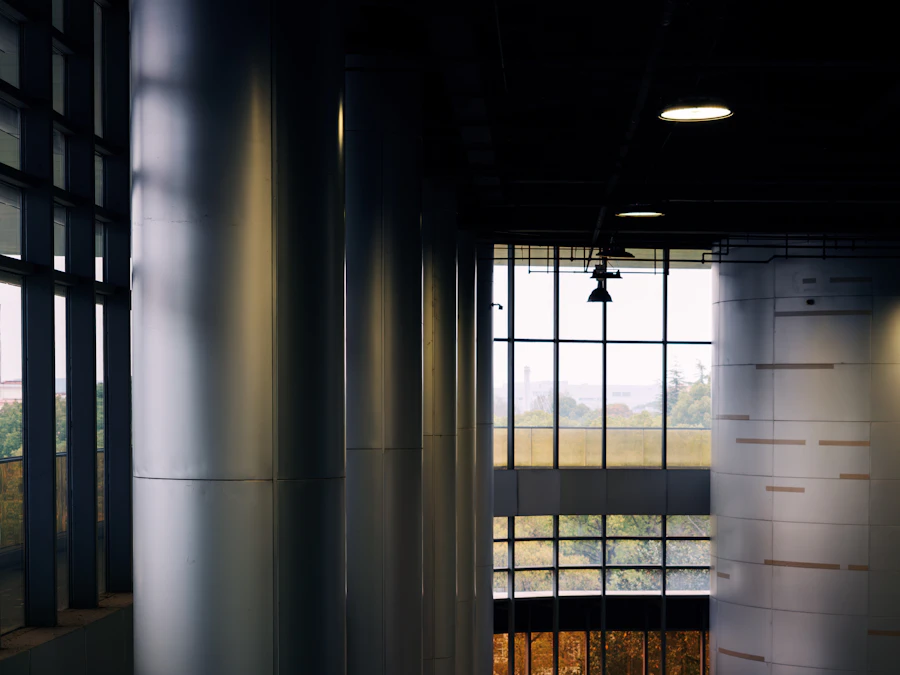 Arquitetura moderna com colunas metálicas e fachadas de vidro