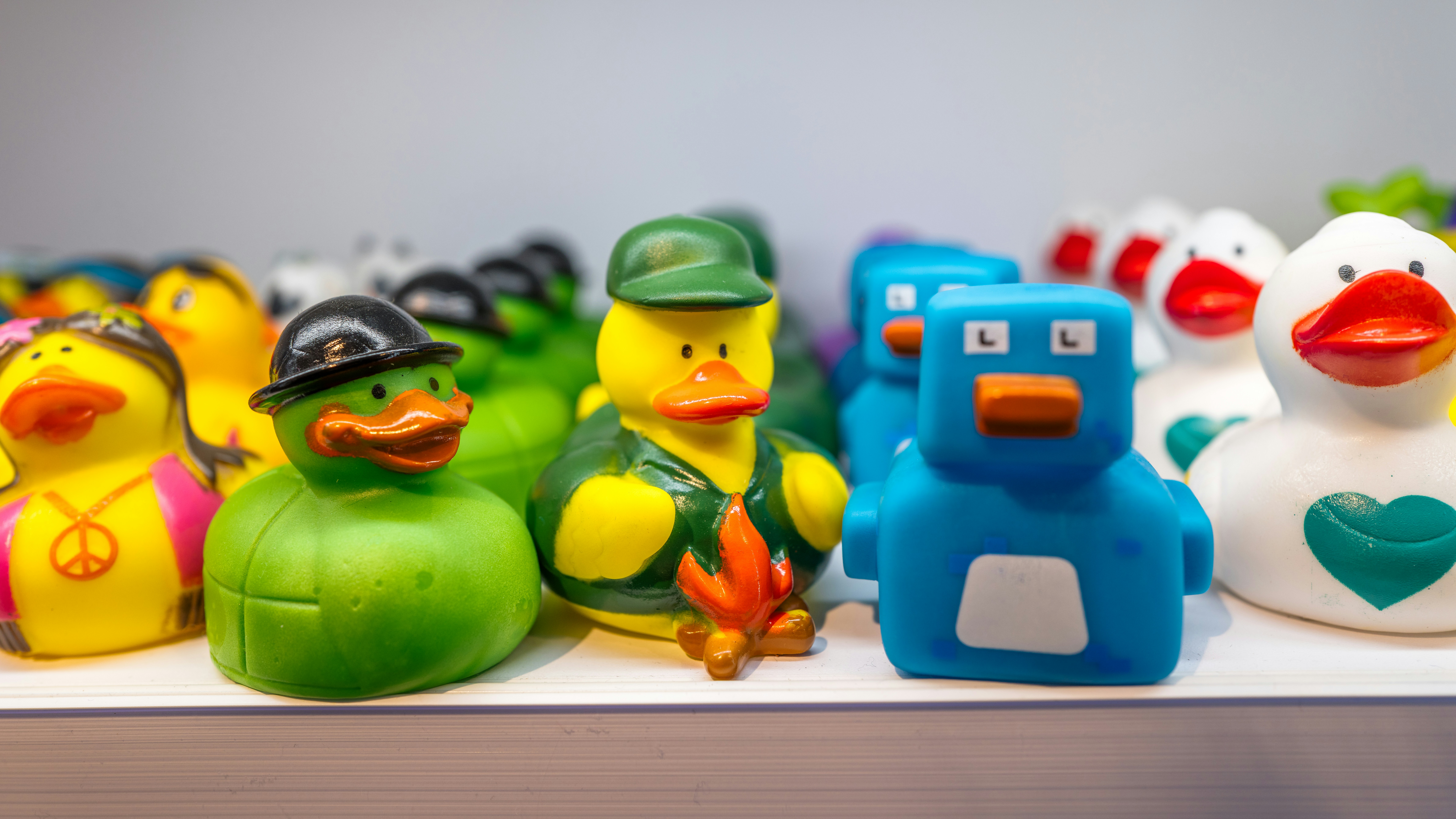 Collezione di paperelle di gomma di novità con costumi diversi.