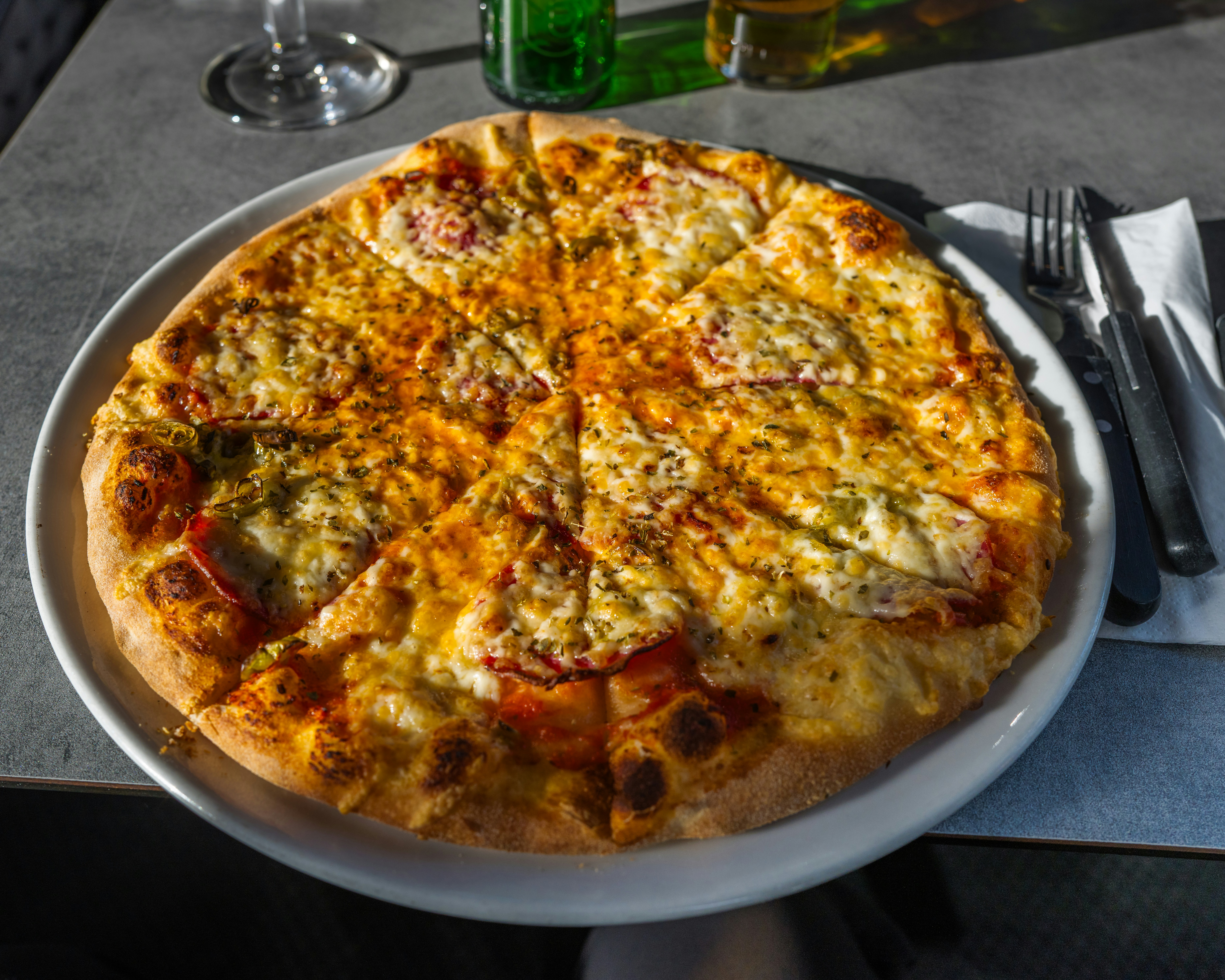 Una pizza al formaggio dorato su un piatto bianco