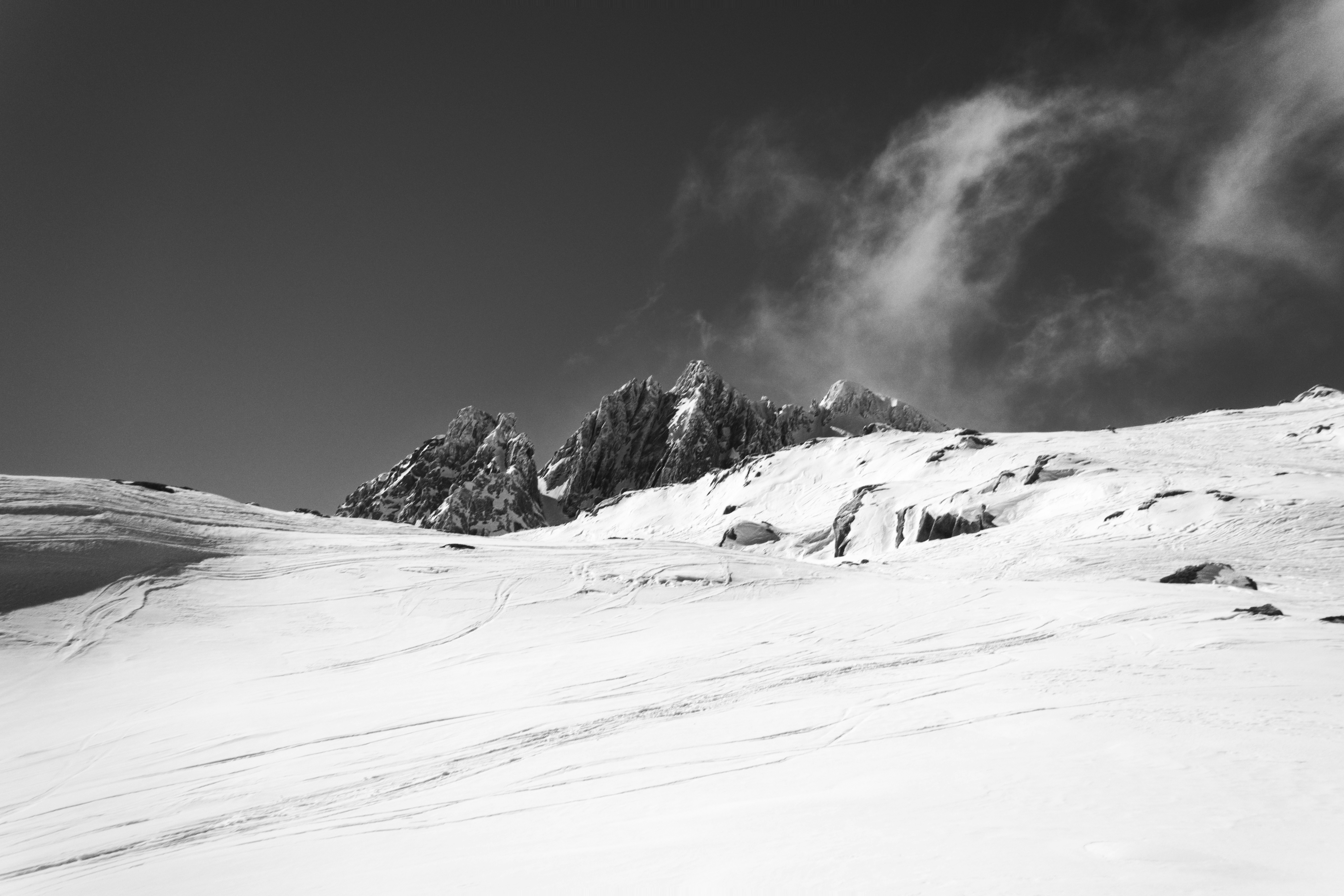 Schneebedeckte Berggipfel unter bewölktem Himmel