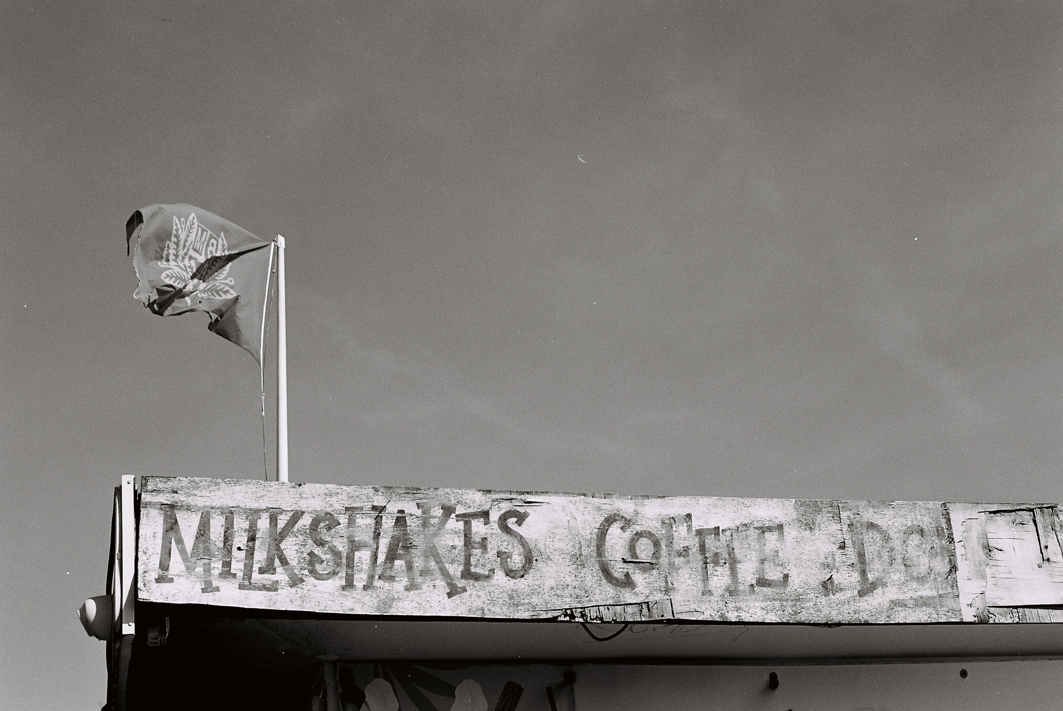 밀크셰이크, 커피, 핫도그를 위한 낡은 간판.