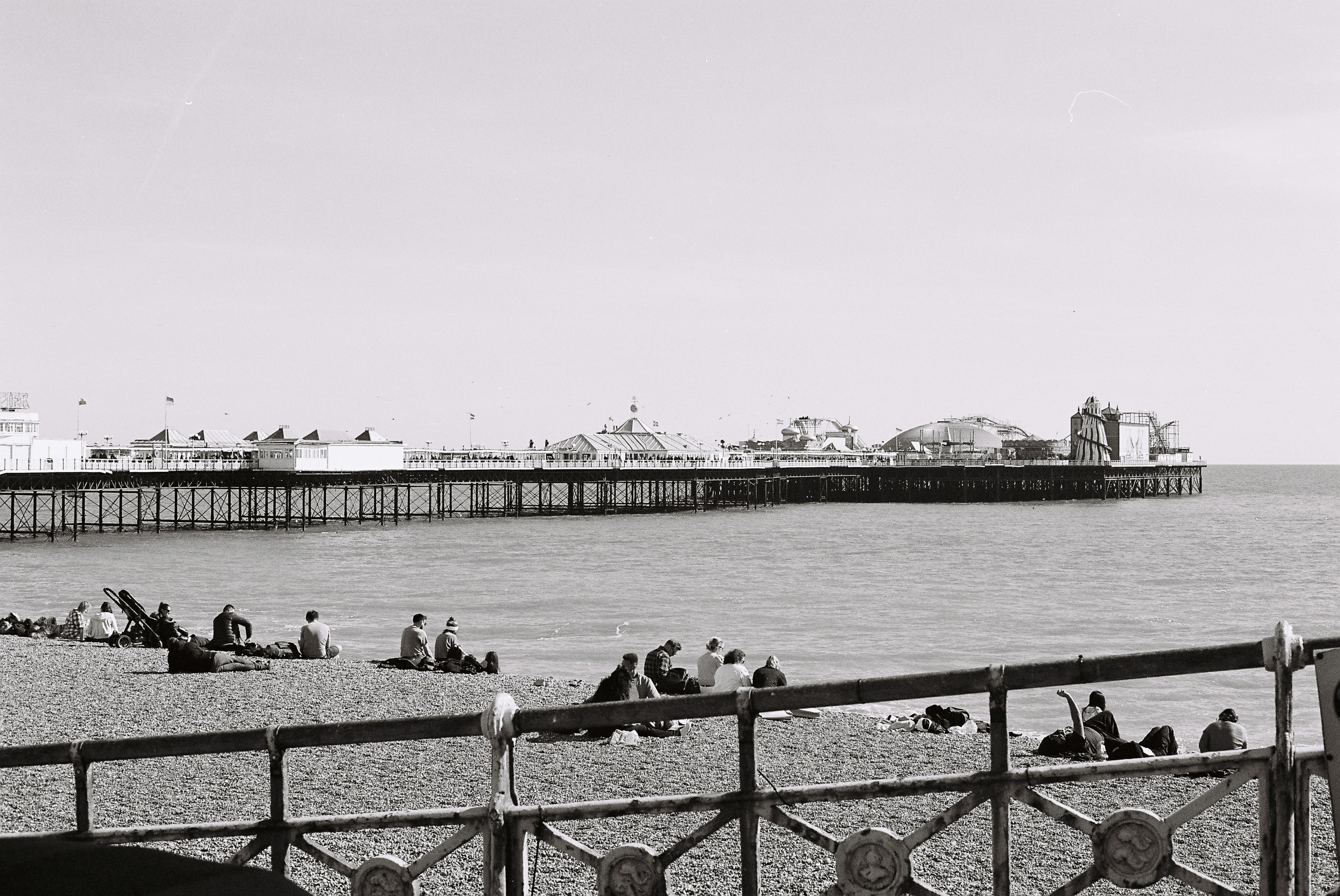 부두 근처 해변에서 휴식을 취하는 사람들