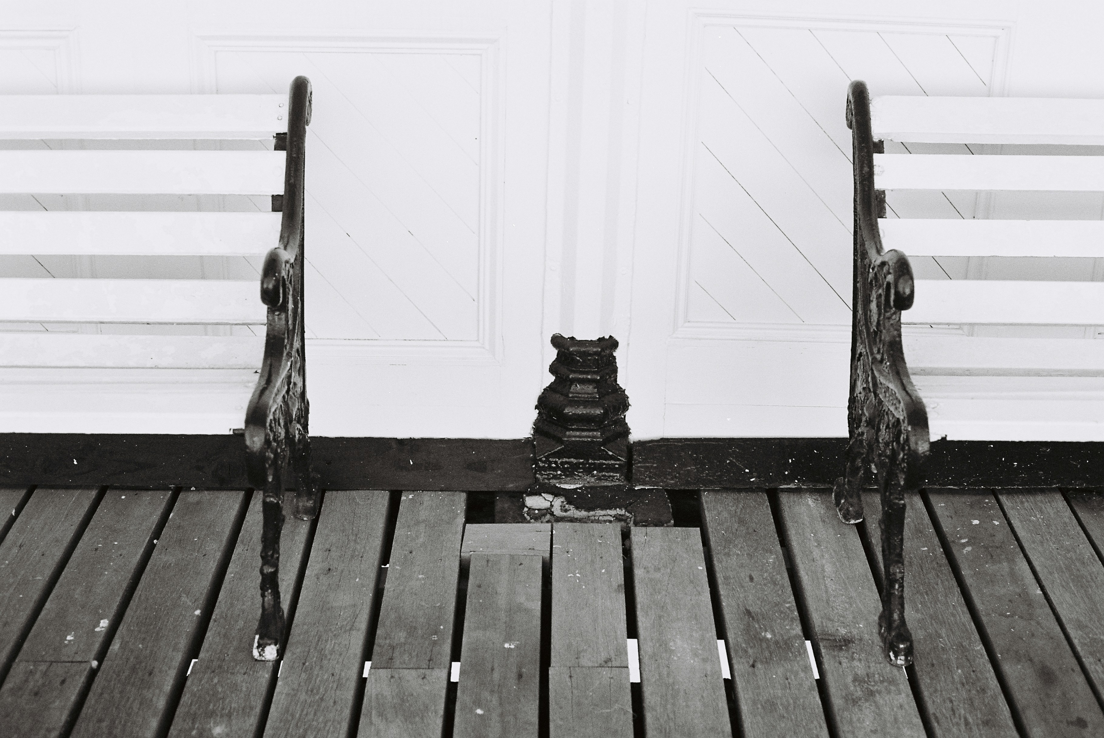 서로 마주 보고 있는 두 개의 빈 공원 벤치가