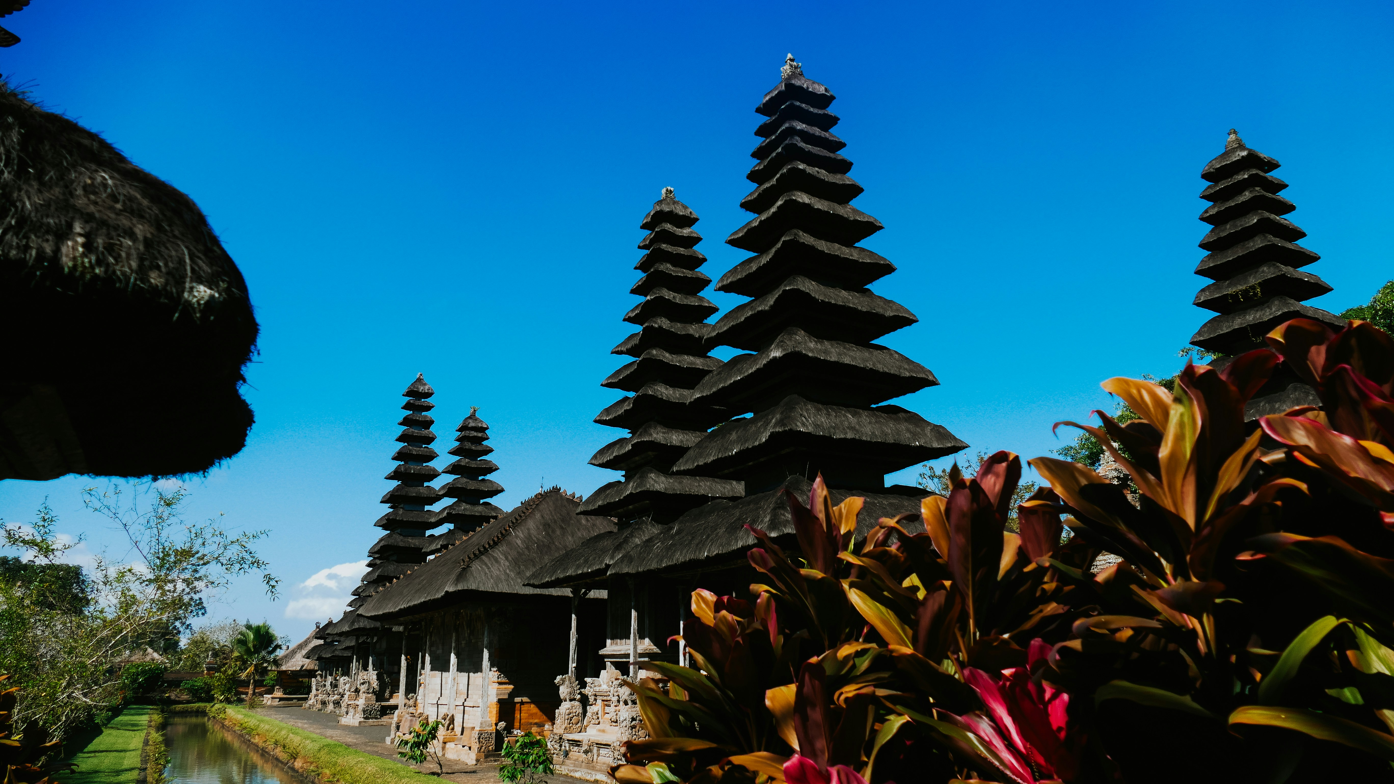 Kuil berjenjang tinggi di bawah langit biru cerah.