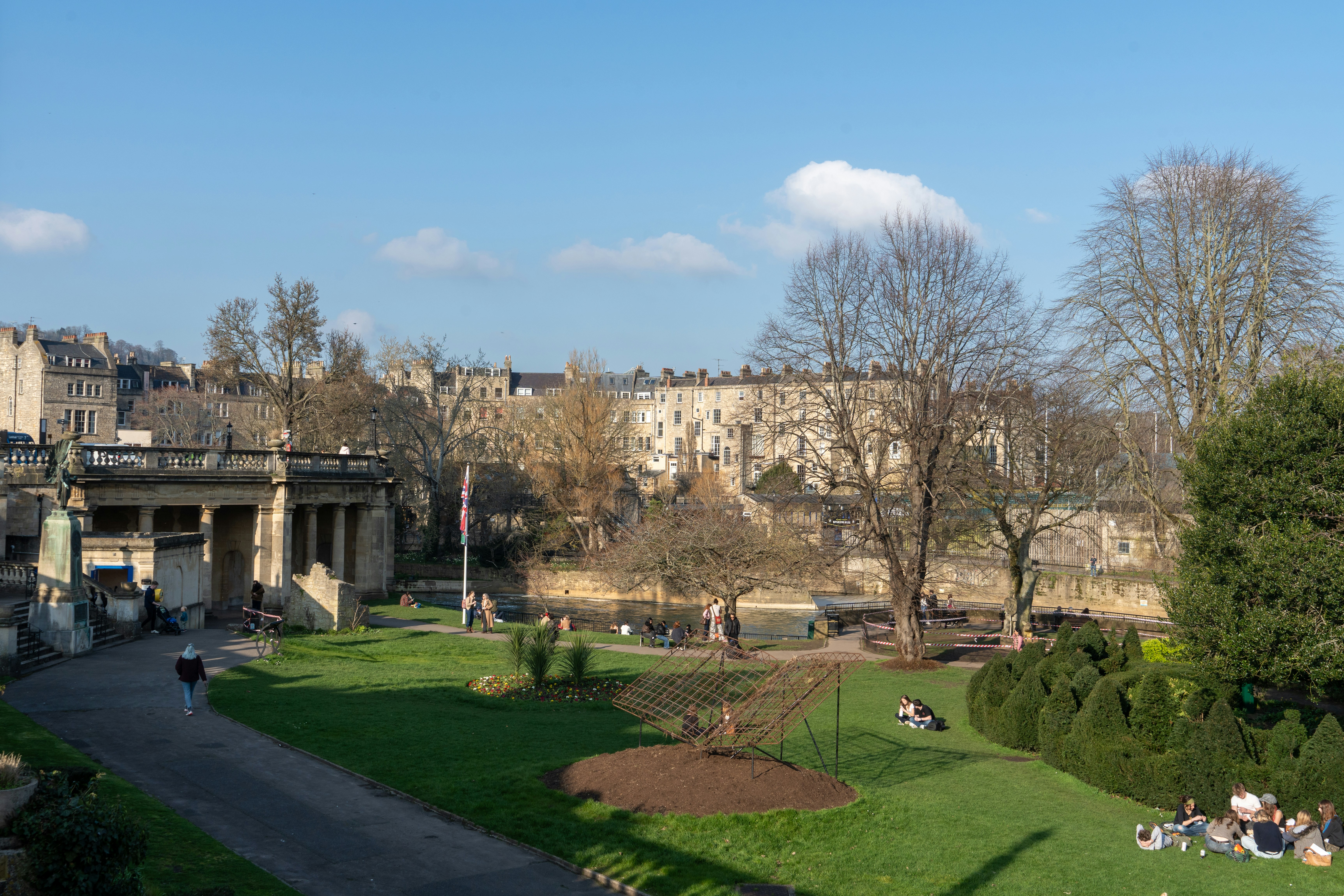 Sunny day in a park with people relaxing - Free Photo on Unsplash