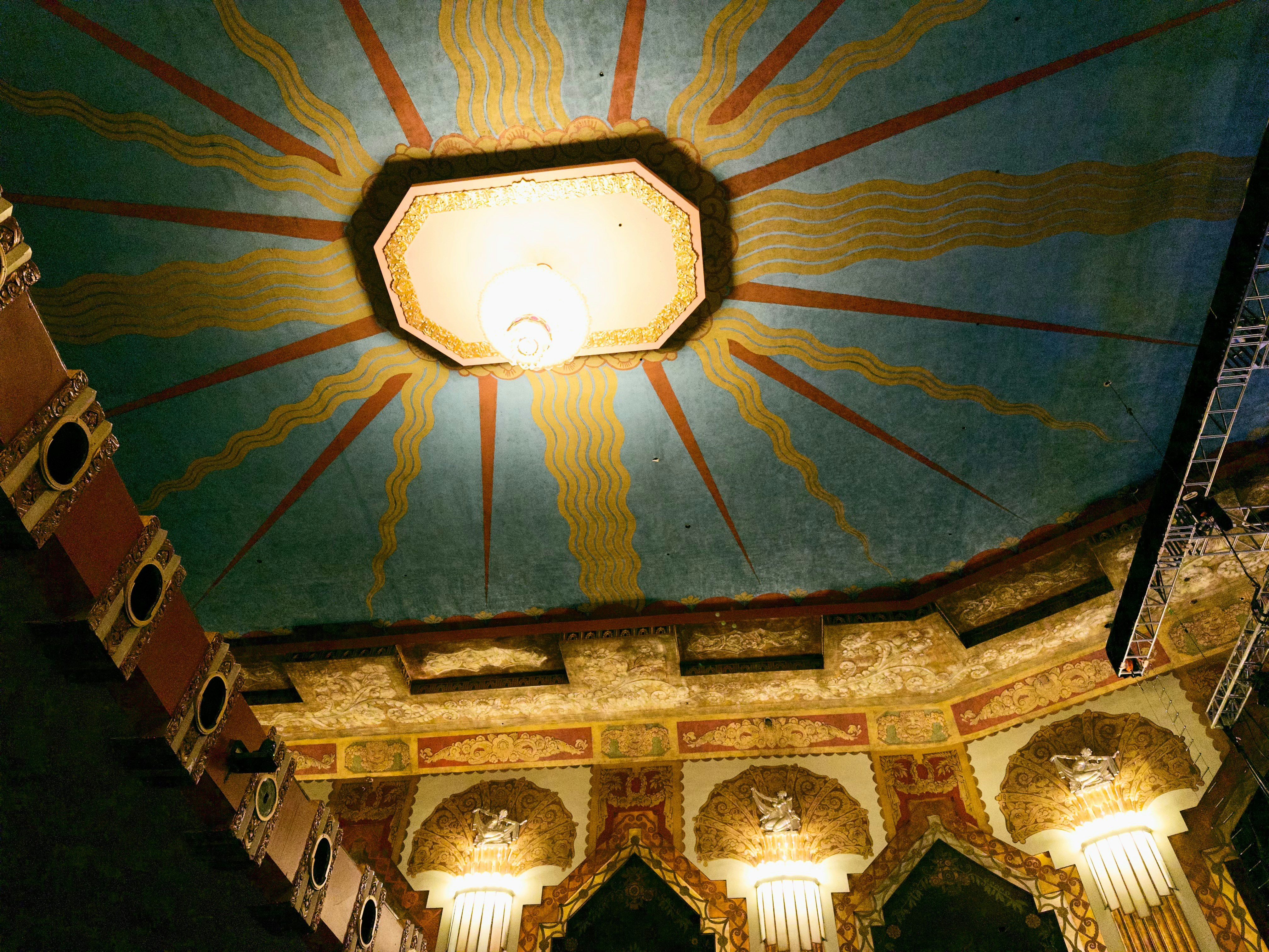 Verzierte Theaterdecke mit Sunburst-Design