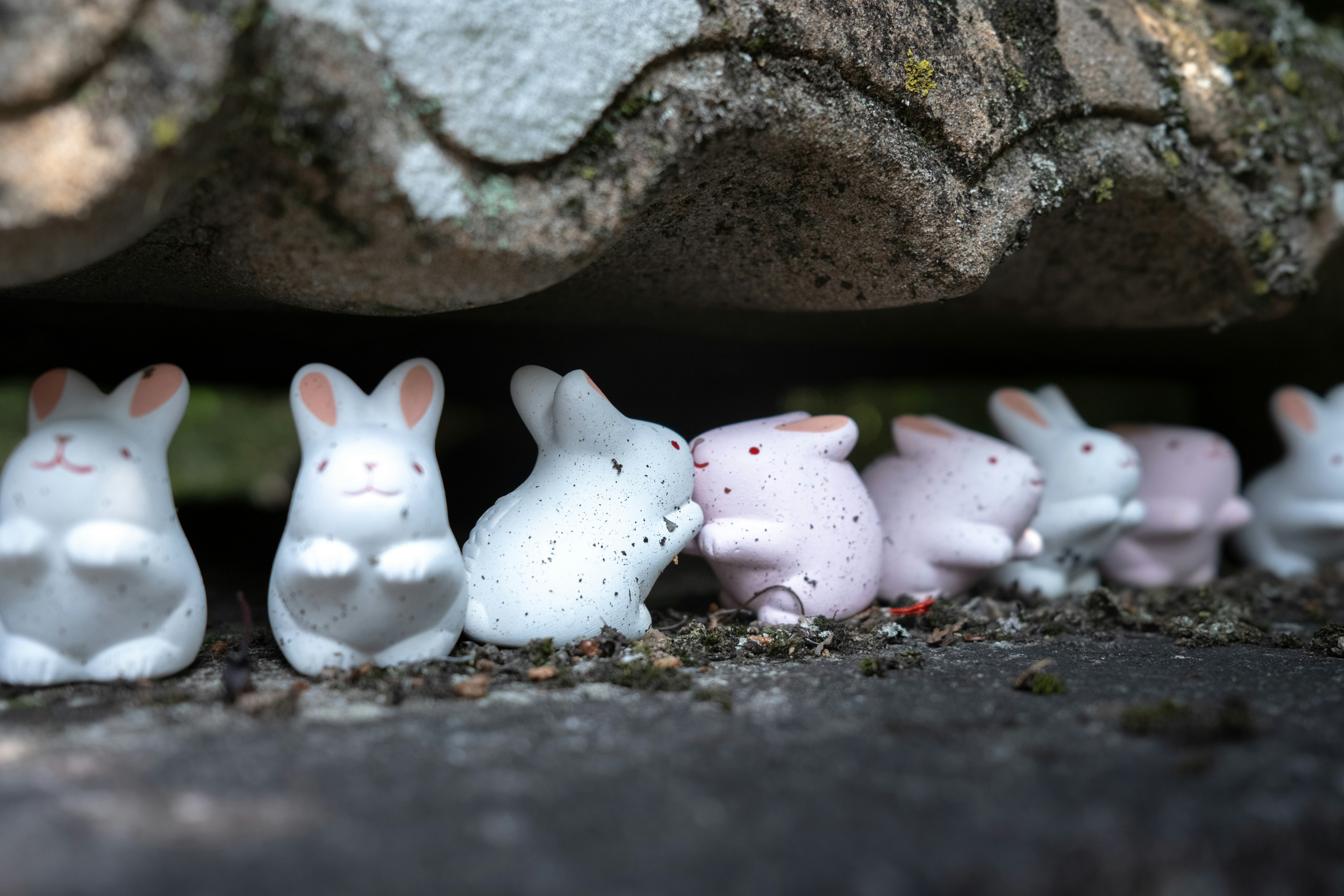 Une gamme de petites figurines en céramique en forme de lapins