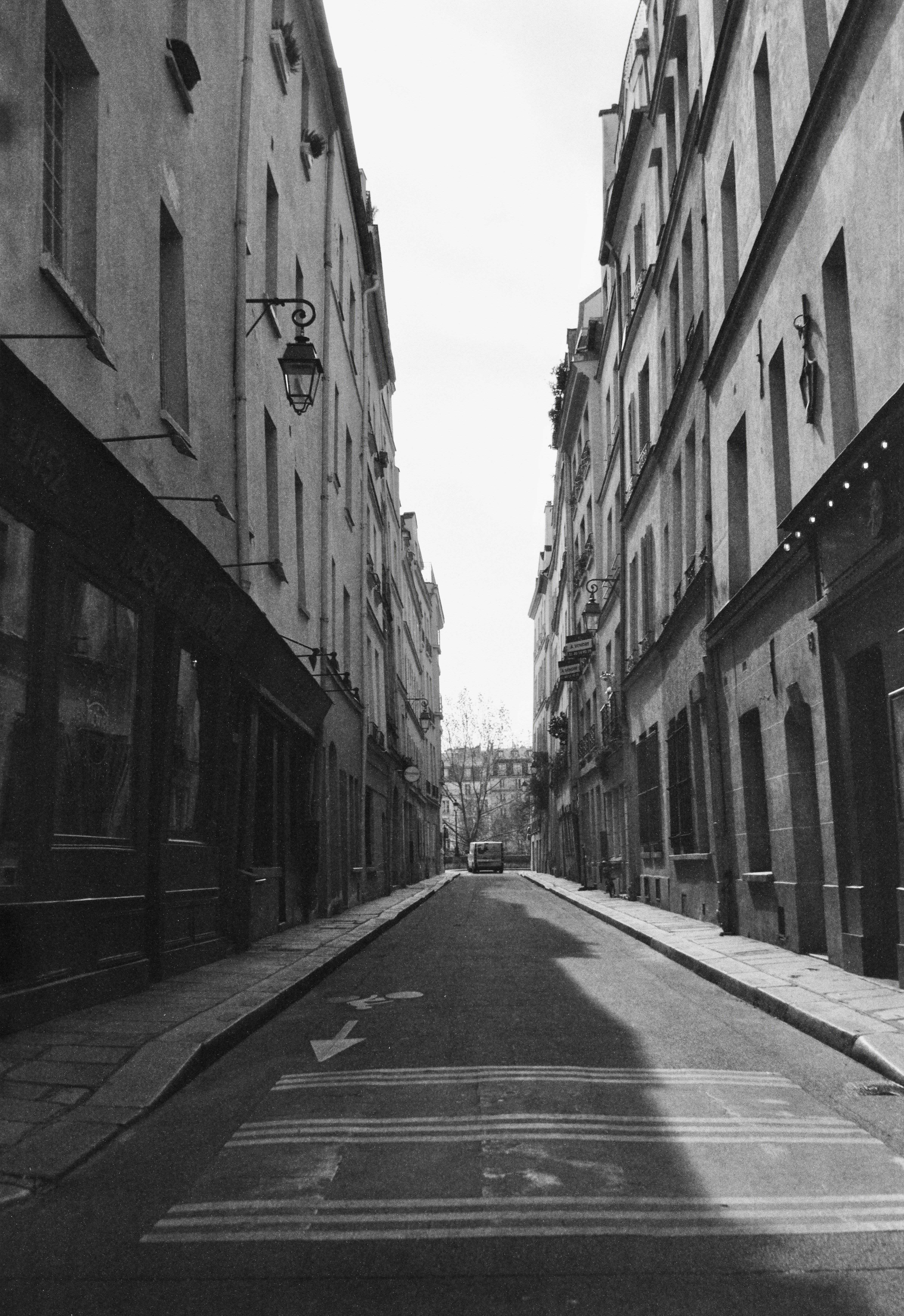 Uma rua estreita ladeada por prédios em Paris.