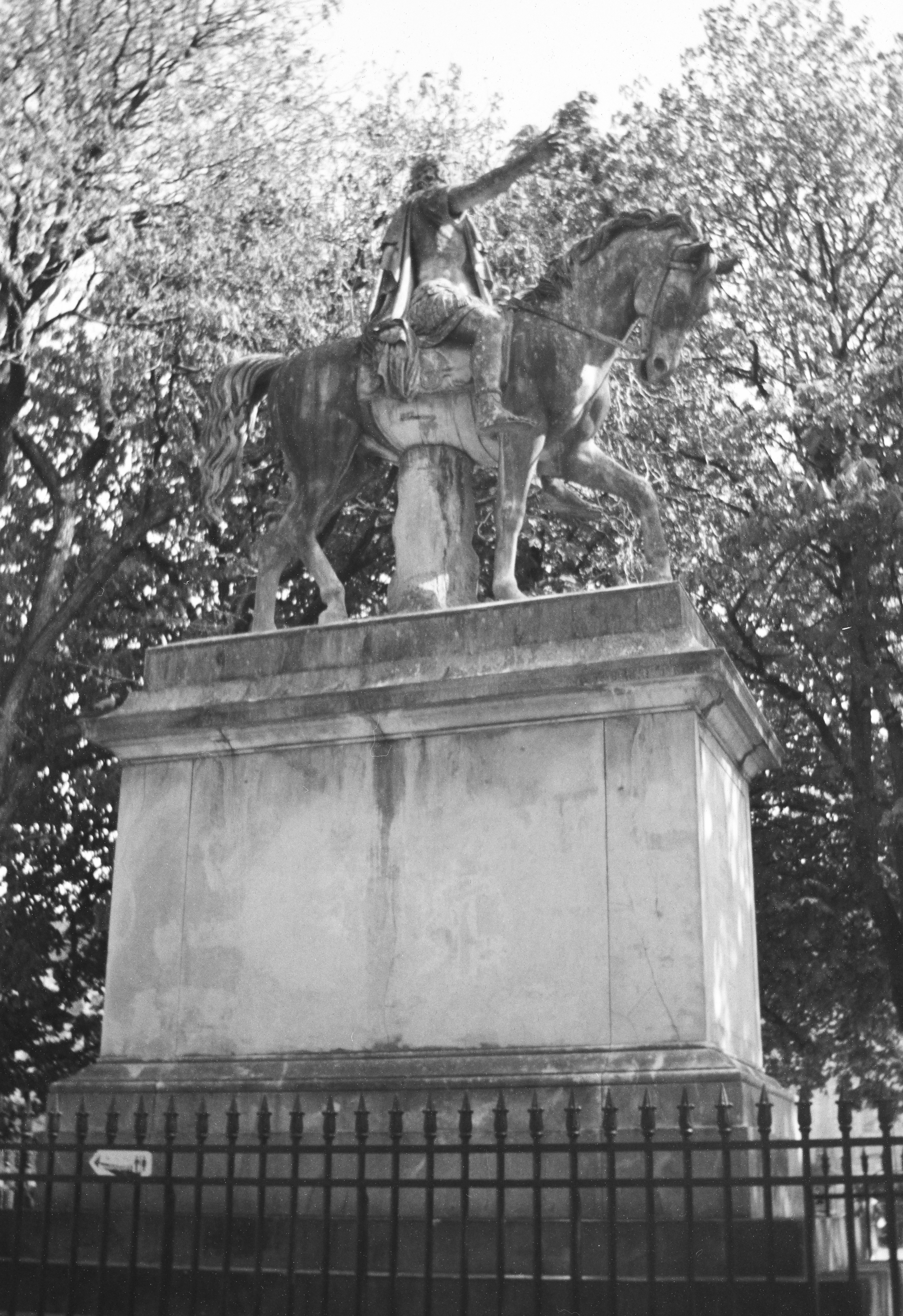 Statua equestre di un uomo che indica in avanti