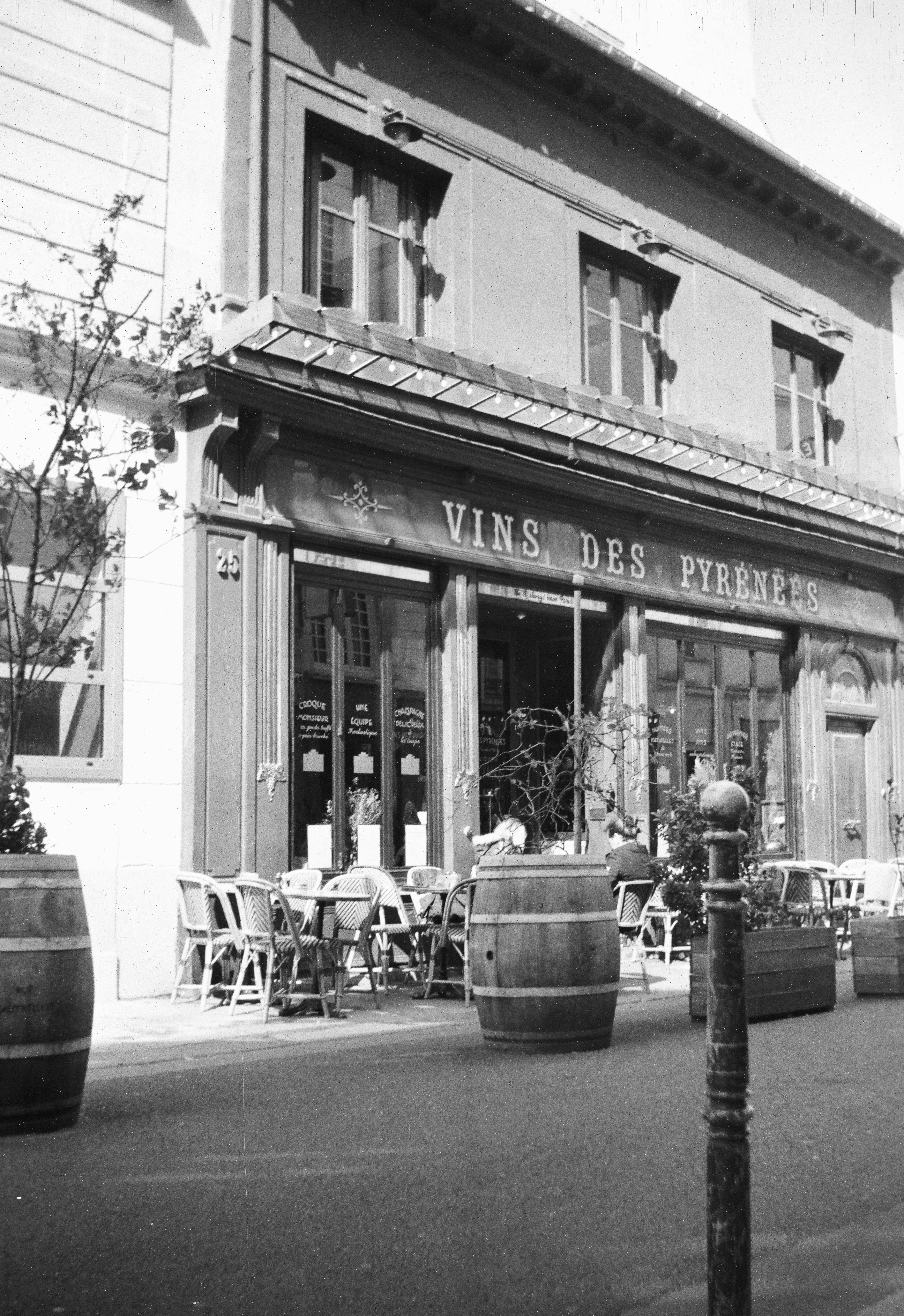 Assentos ao ar livre em uma loja de vinhos e café francês