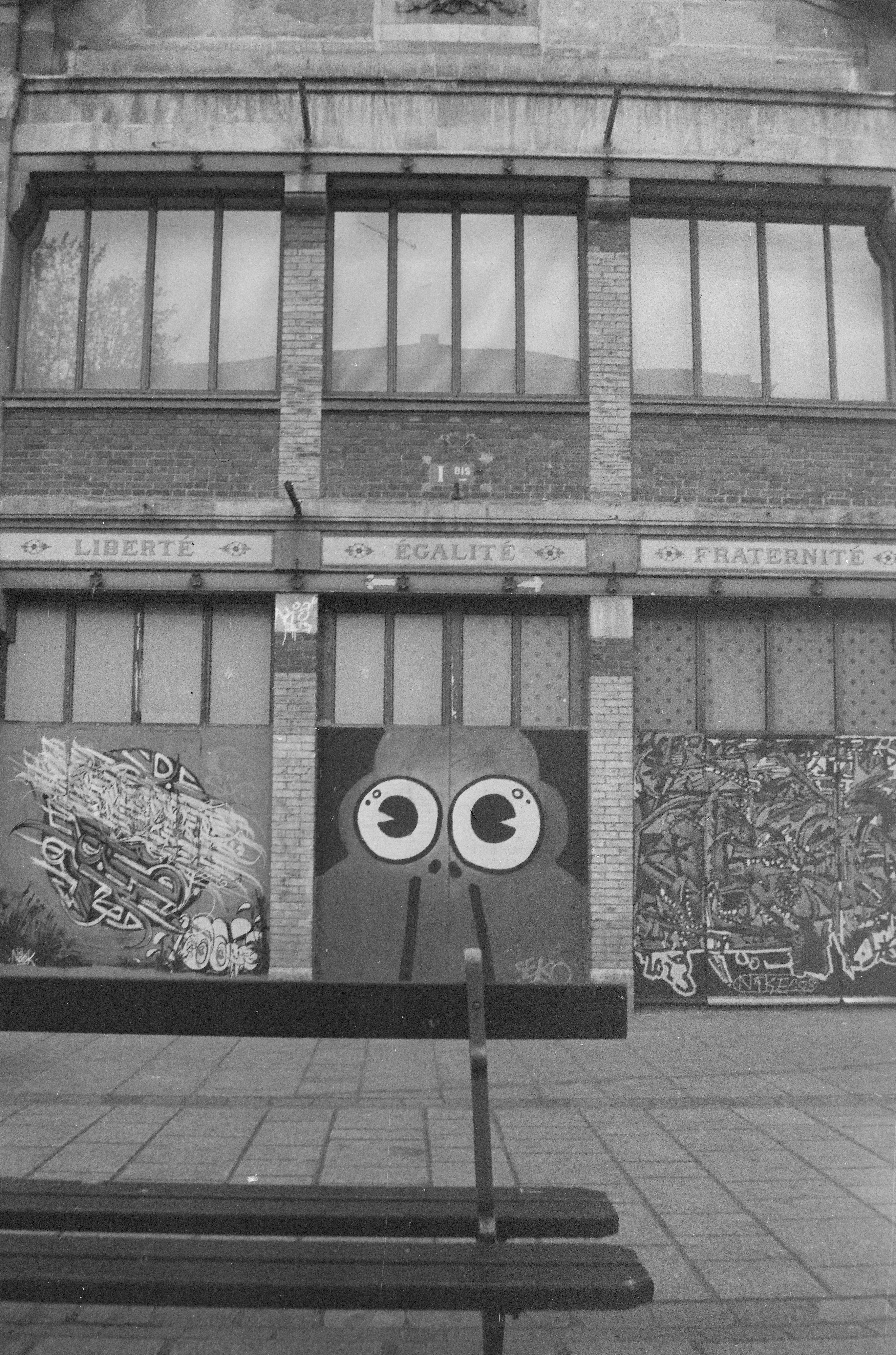 Fachada do prédio com grafites e grandes olhos de desenho animado