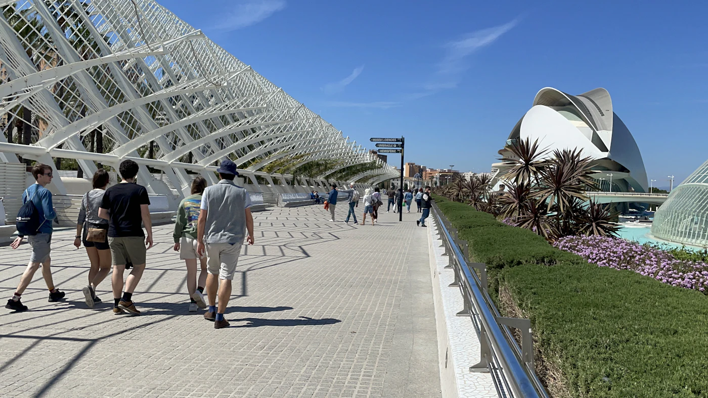 Wandelpad met tuinen bij de Ciudad de las Artes y las Ciencias in het Turia-park