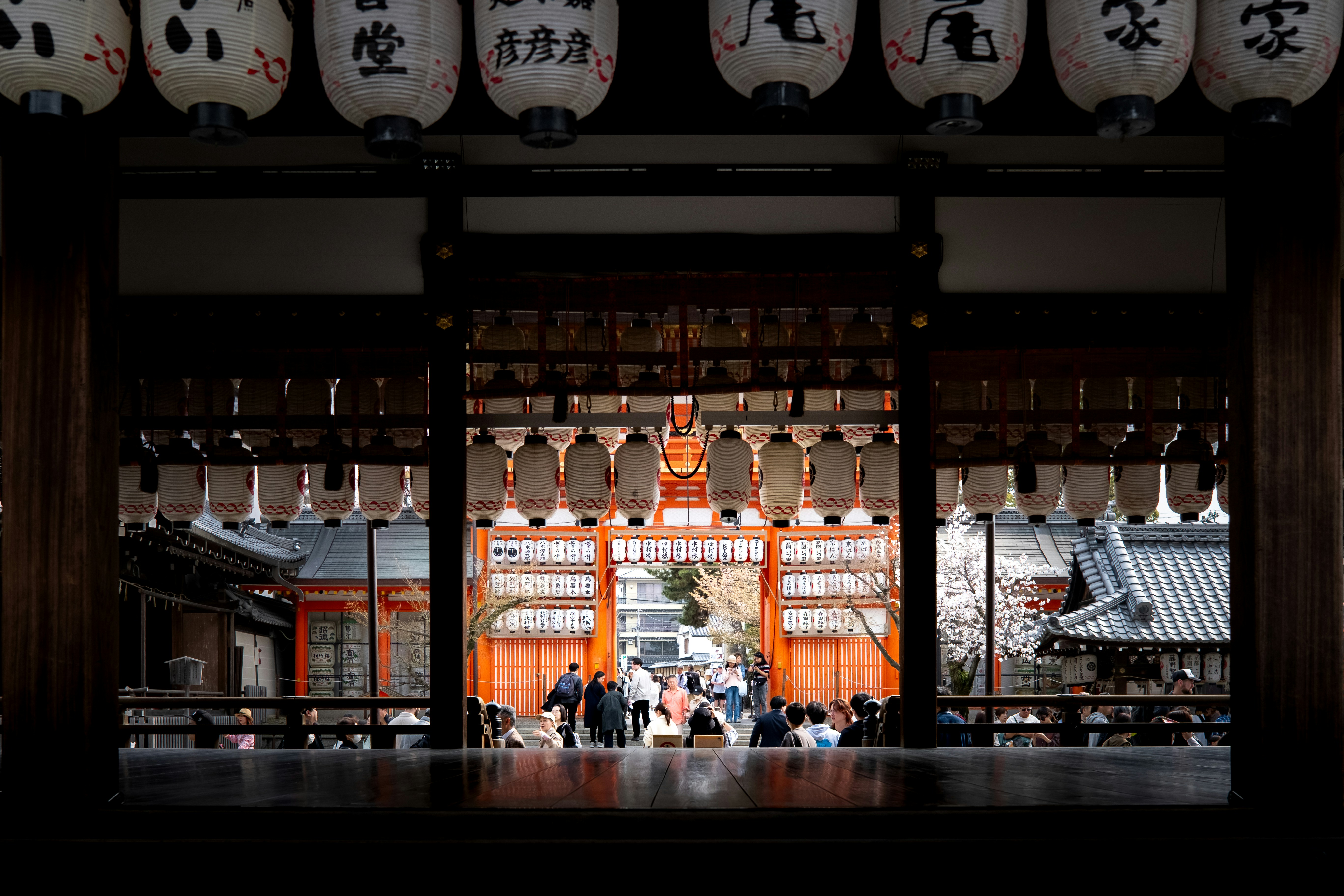 Des gens traversant la porte d’un temple japonais