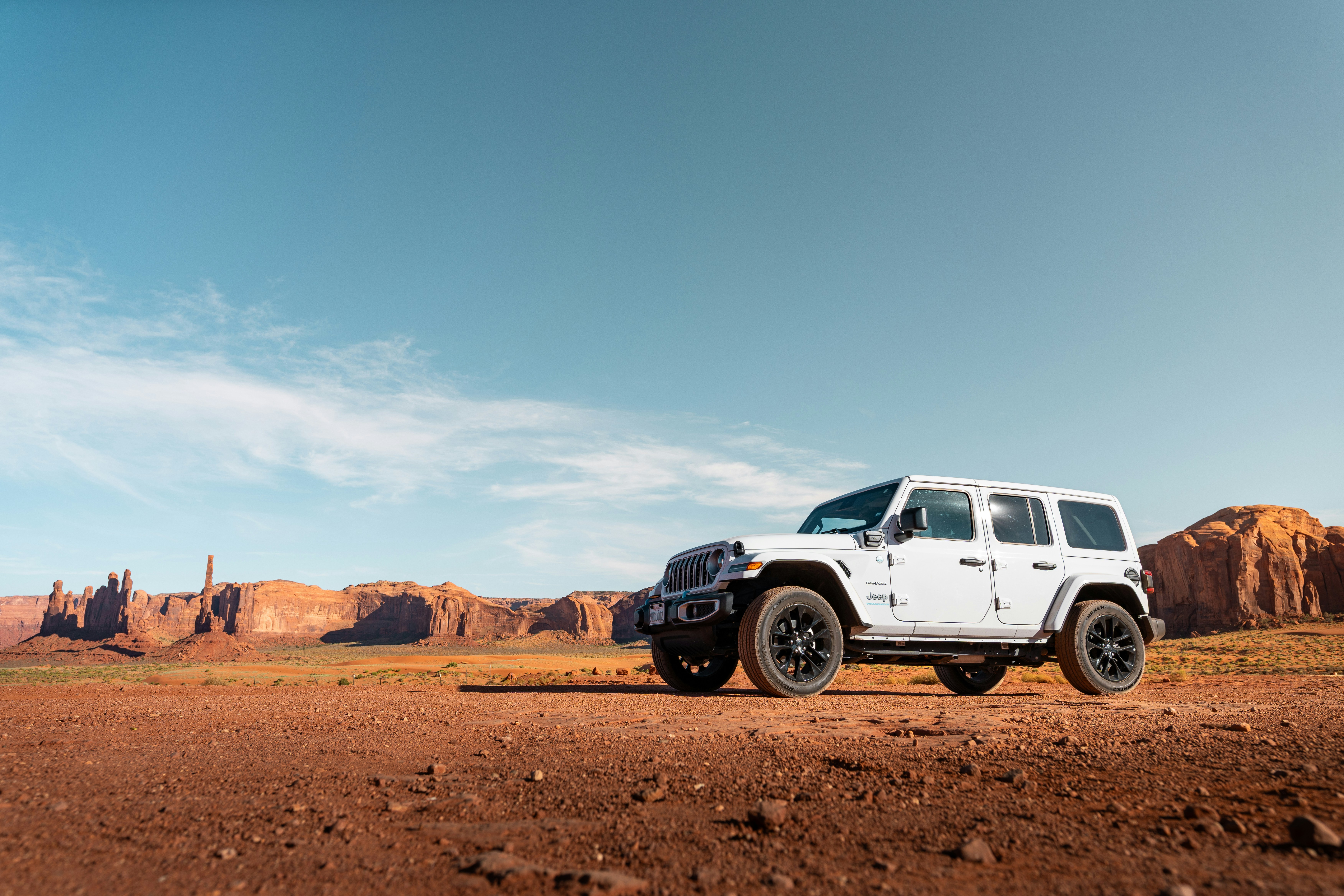 Jeep bianca parcheggiata in un paesaggio desertico