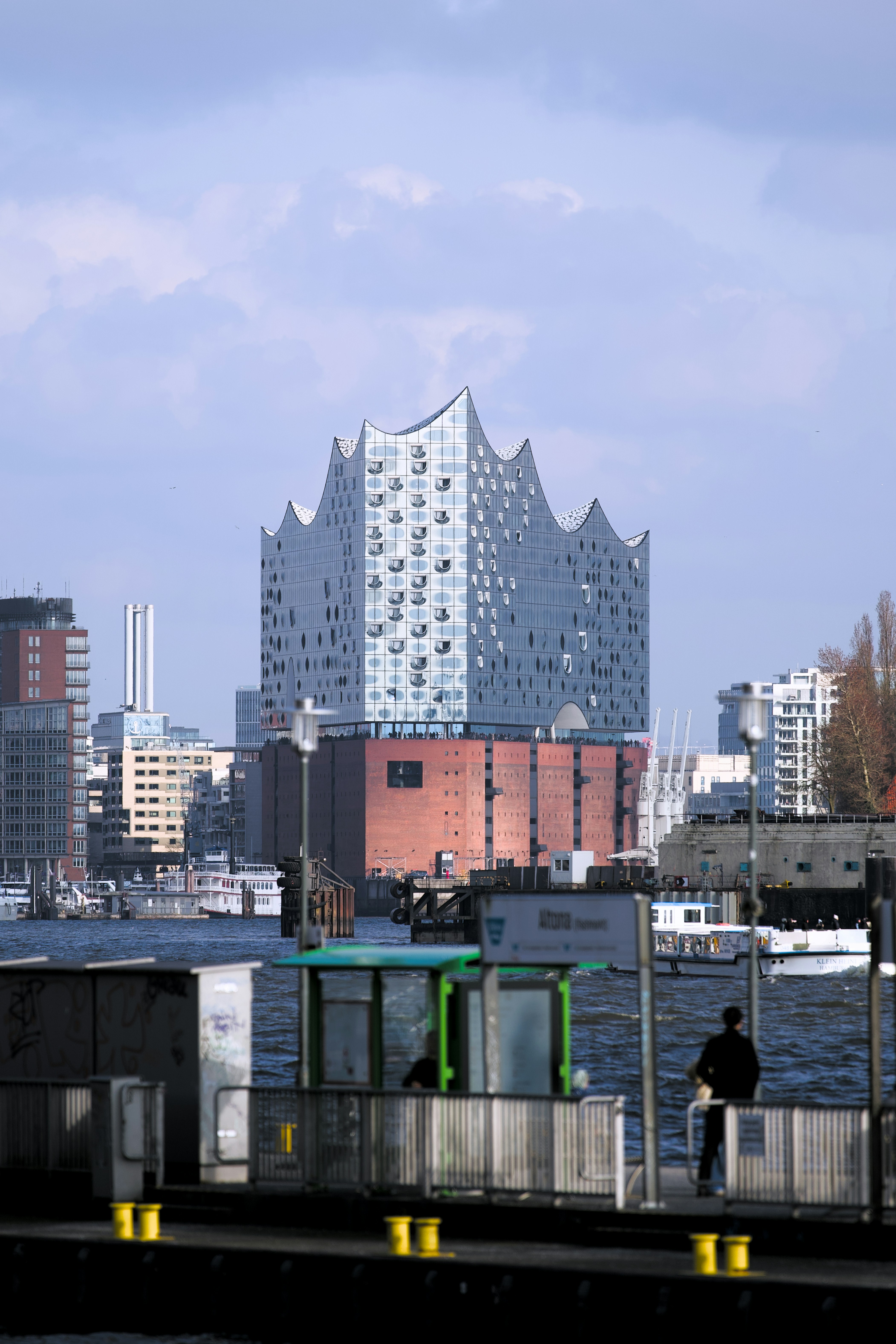 Edificio moderno con fachada de cristal con vistas al agua