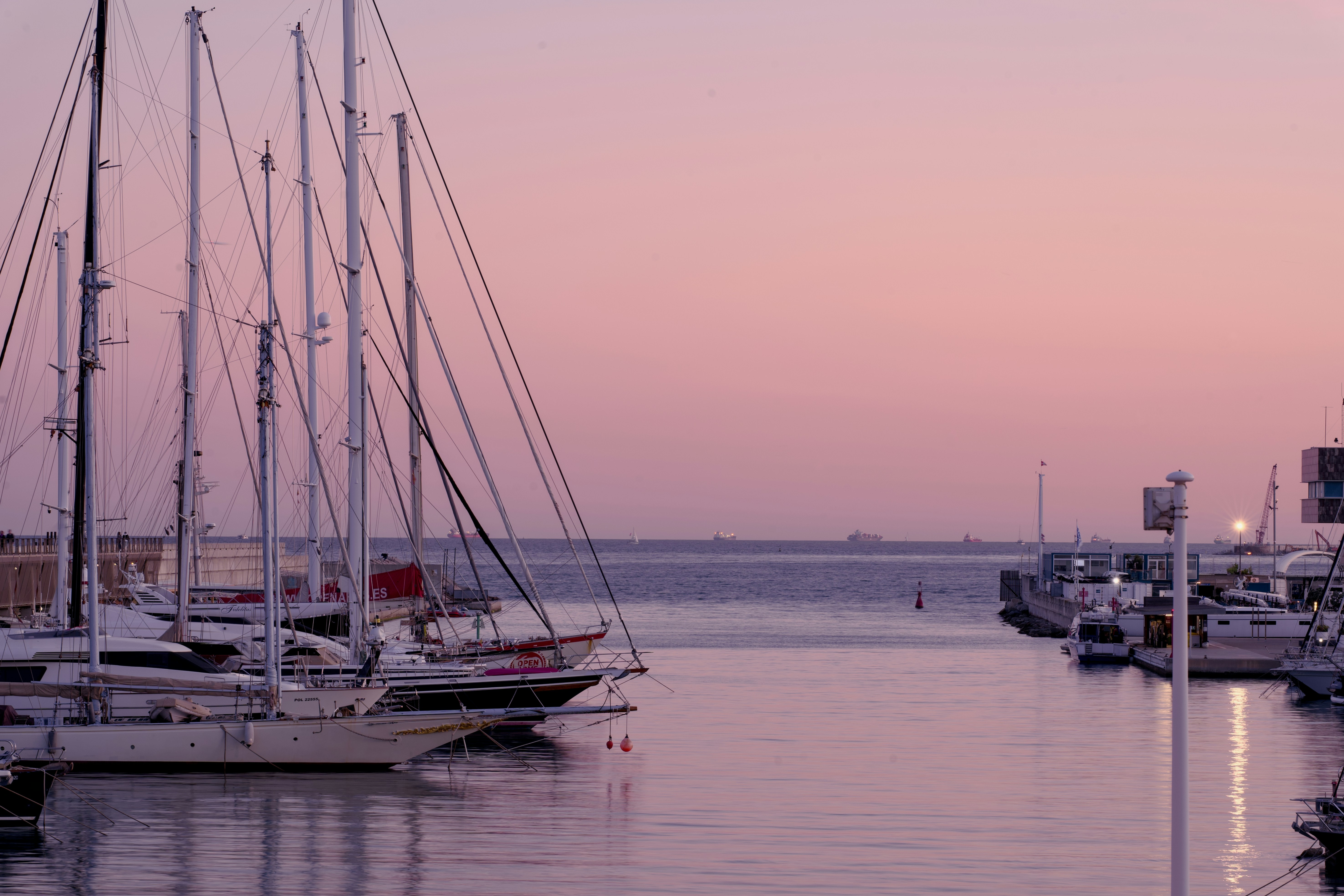 Veleros atracados en un puerto al atardecer