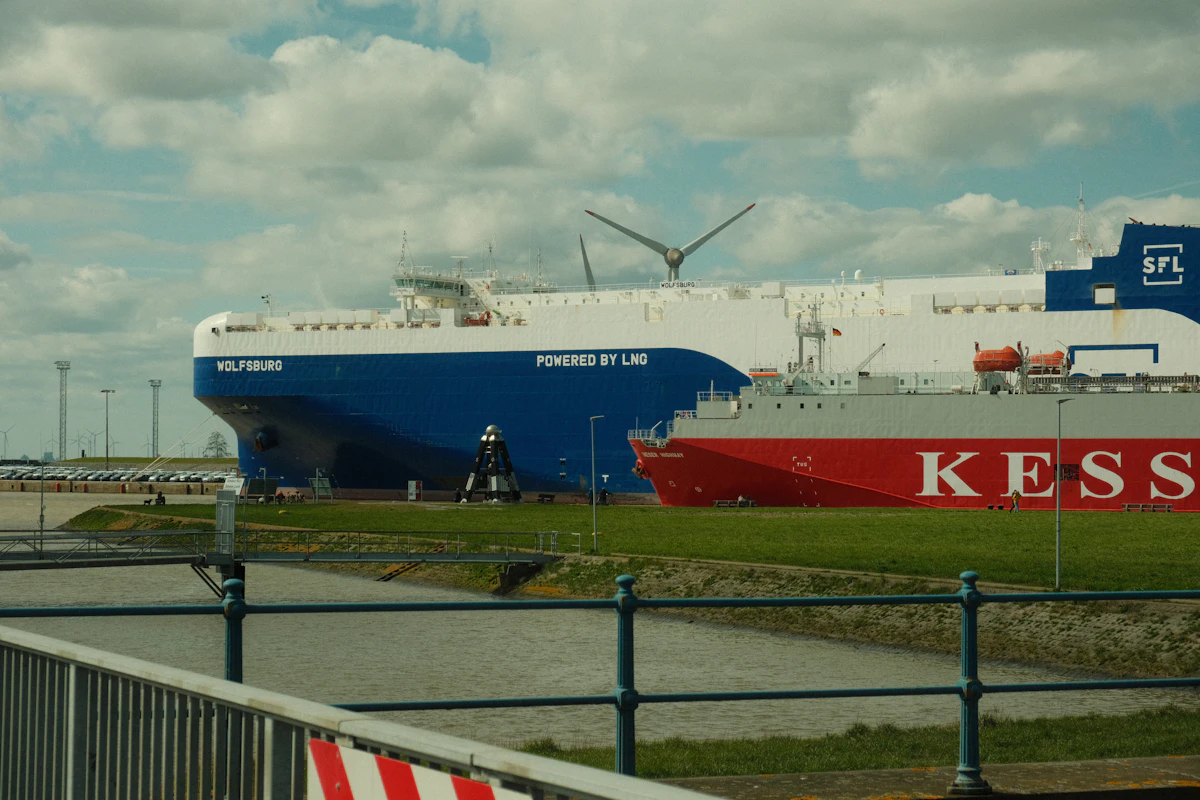 Navire de transport automobile à quai dans un port