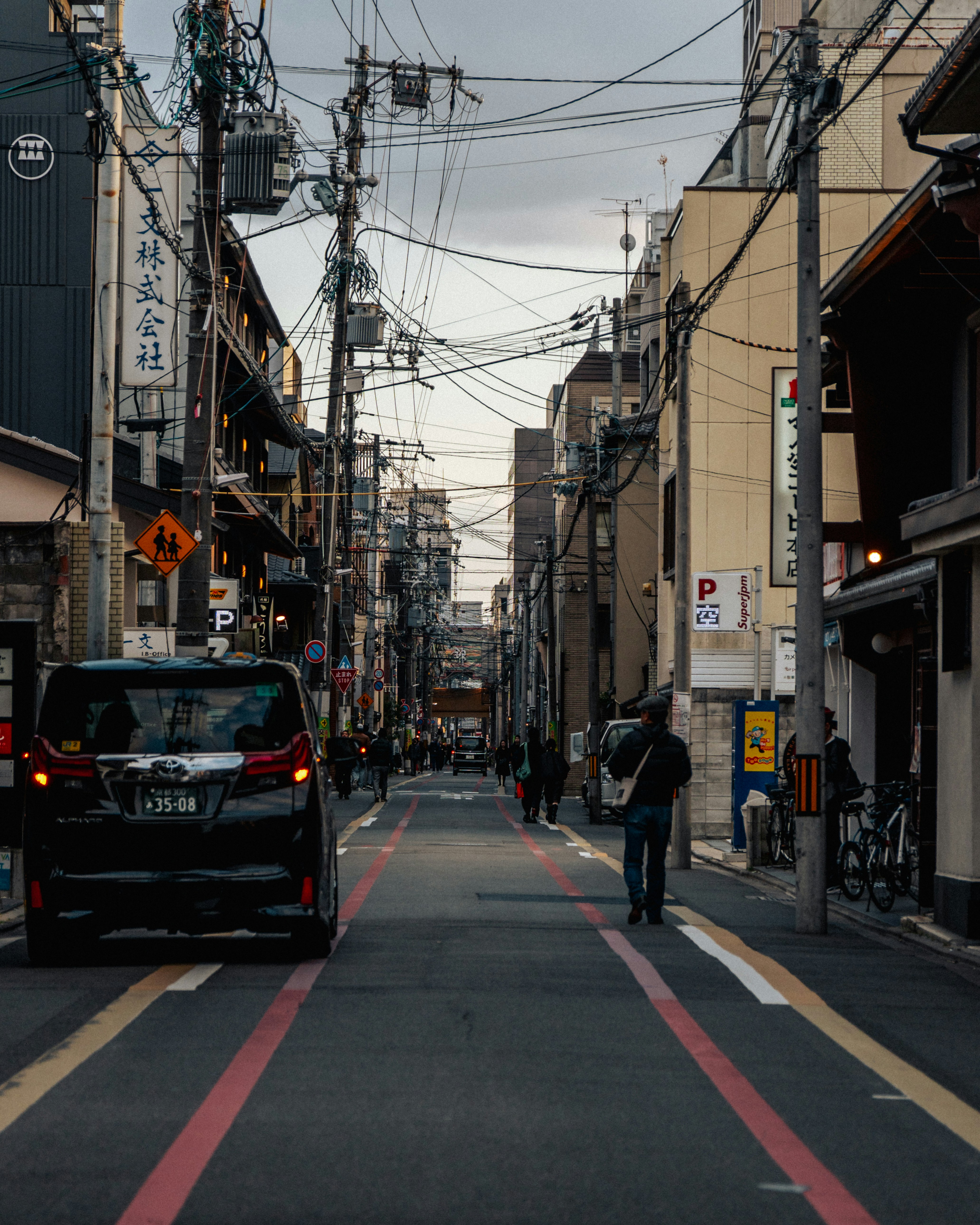 Une scène de rue avec des voitures et des bâtiments au Japon.