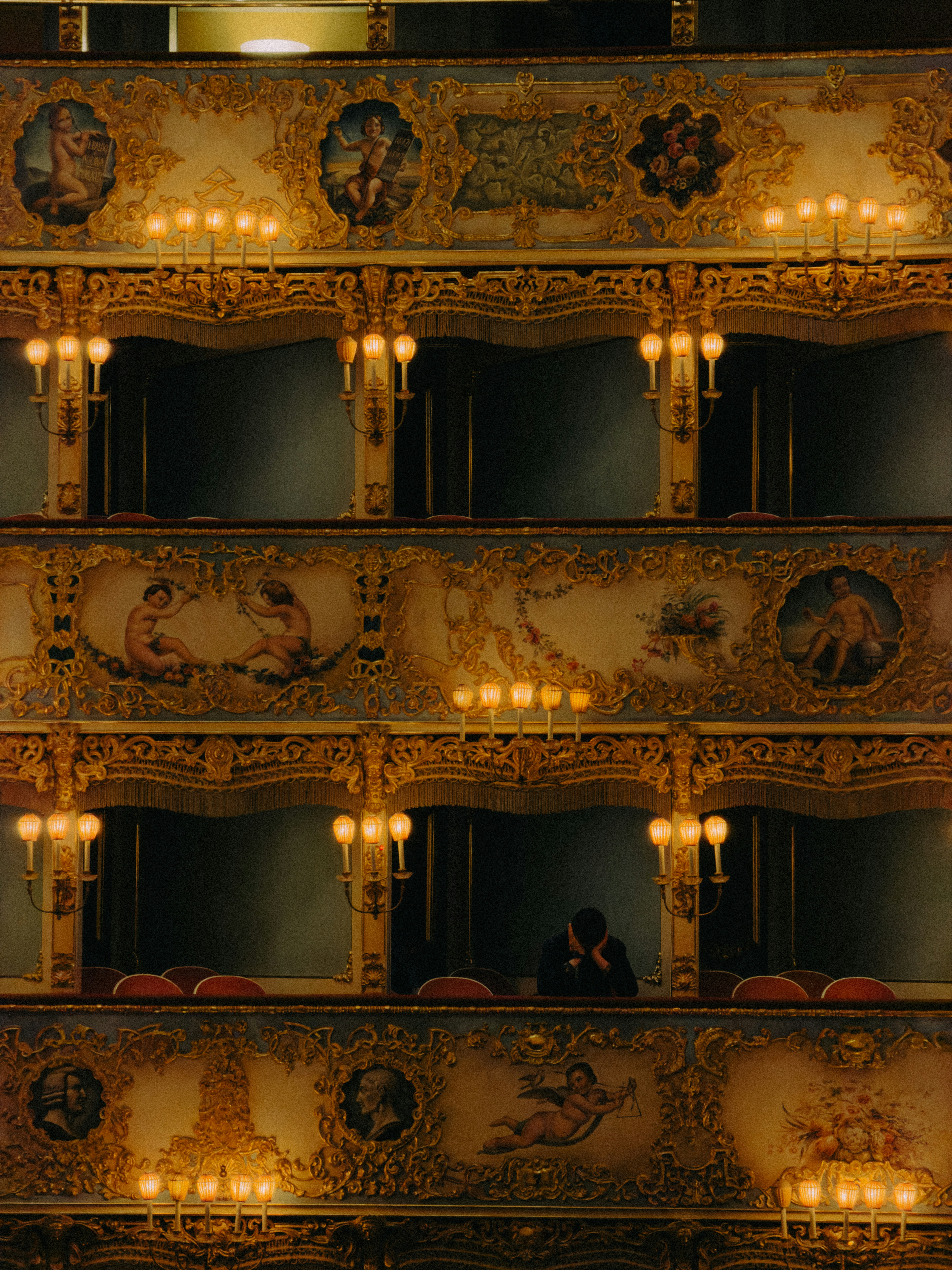 Scatole ornate per il teatro dell'opera con una sola persona che guarda.