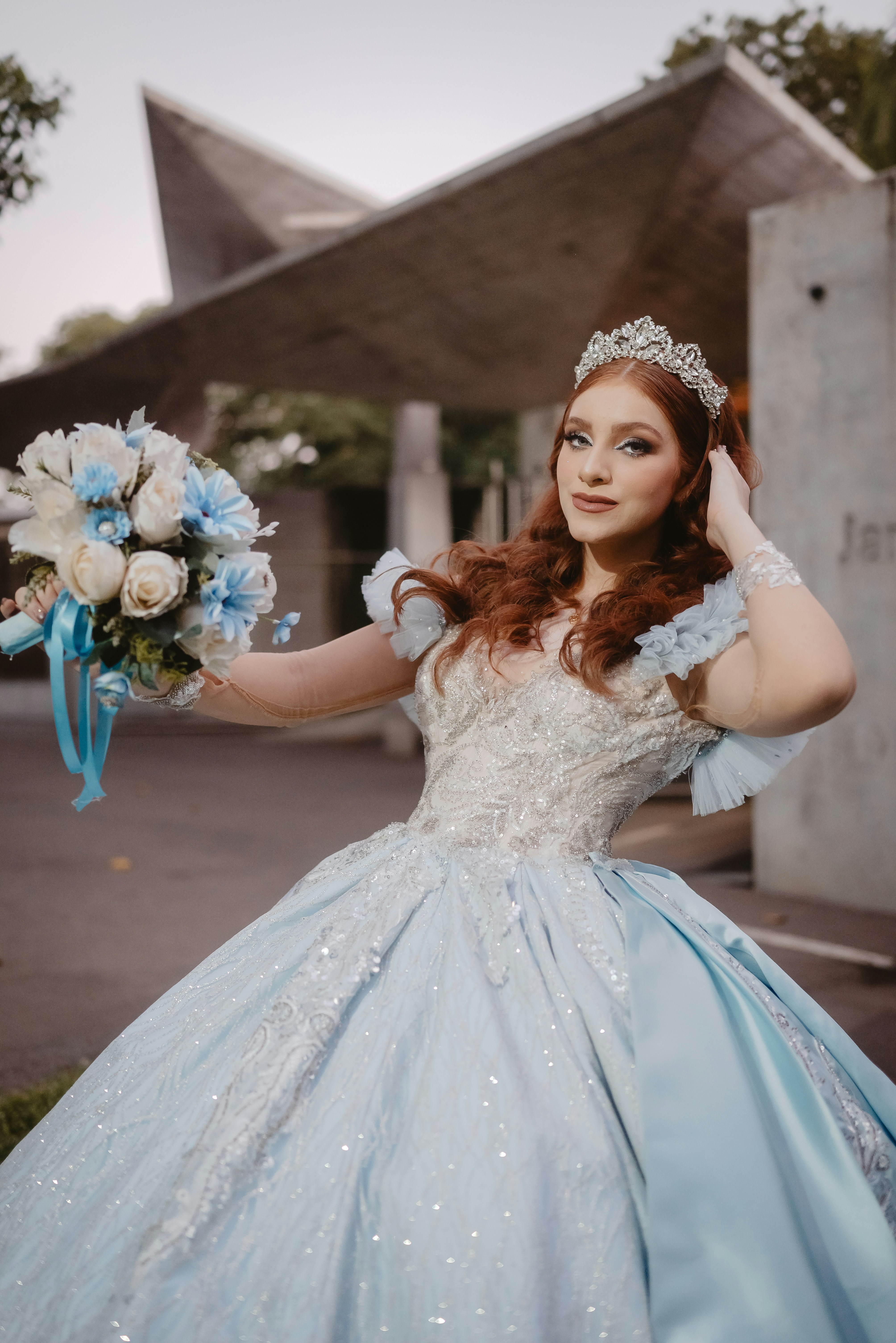 Jeune femme en robe de bal bleu clair et diadème