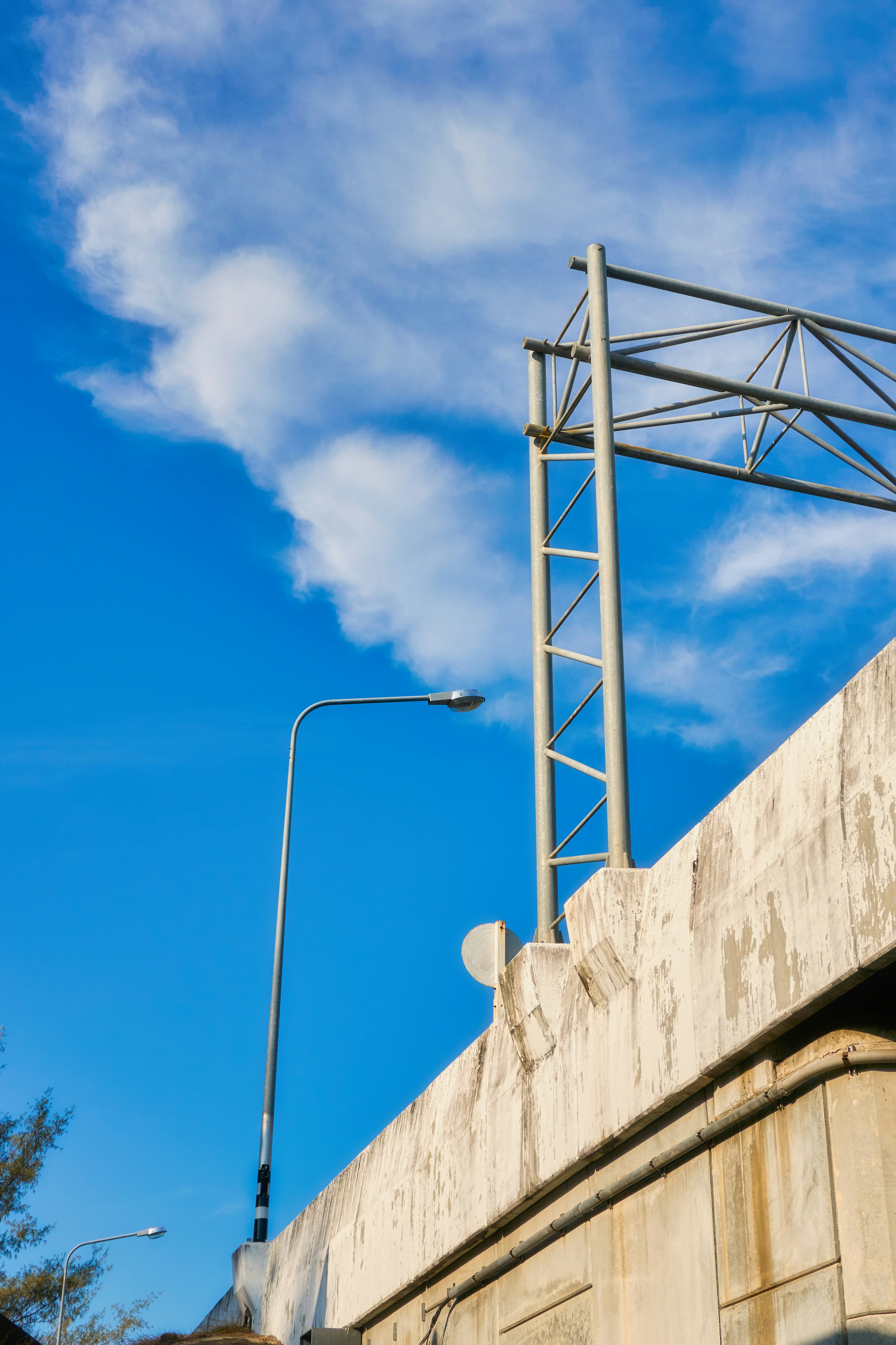 Un lampione contro un cielo azzurro brillante.